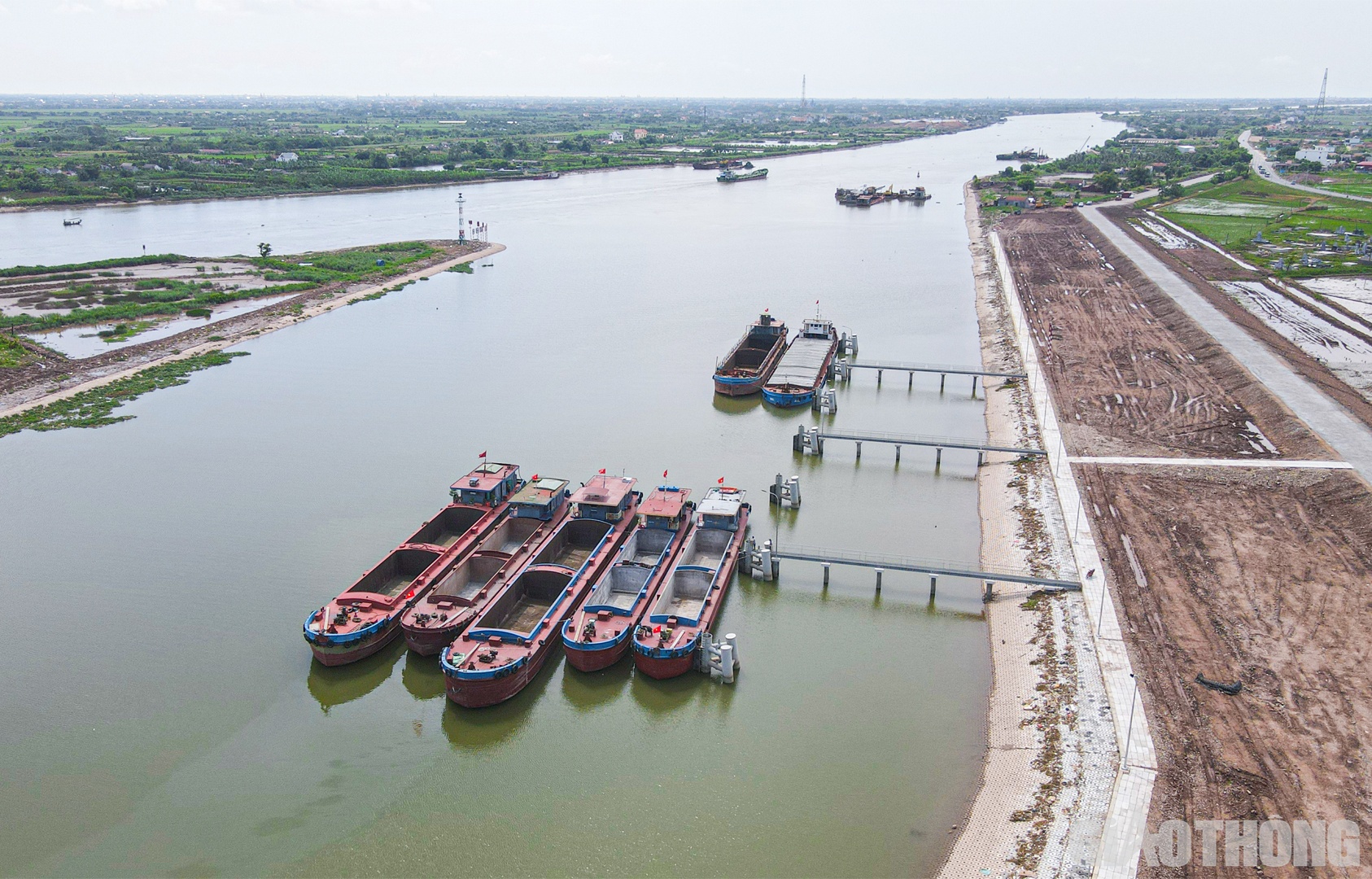 &Acirc;u Nghĩa Hưng c&oacute; 2 khu chờ t&agrave;u: Đầu &acirc;u t&agrave;u ph&iacute;a s&ocirc;ng Ninh Cơ v&agrave; đầu &acirc;u t&agrave;u ph&iacute;a s&ocirc;ng Đ&aacute;y, mỗi đầu c&oacute; 7 trụ neo, 3 cầu bộ h&agrave;nh. Trọng tải cho ph&eacute;p đi qua &acirc;u đến 3.000 DWT.