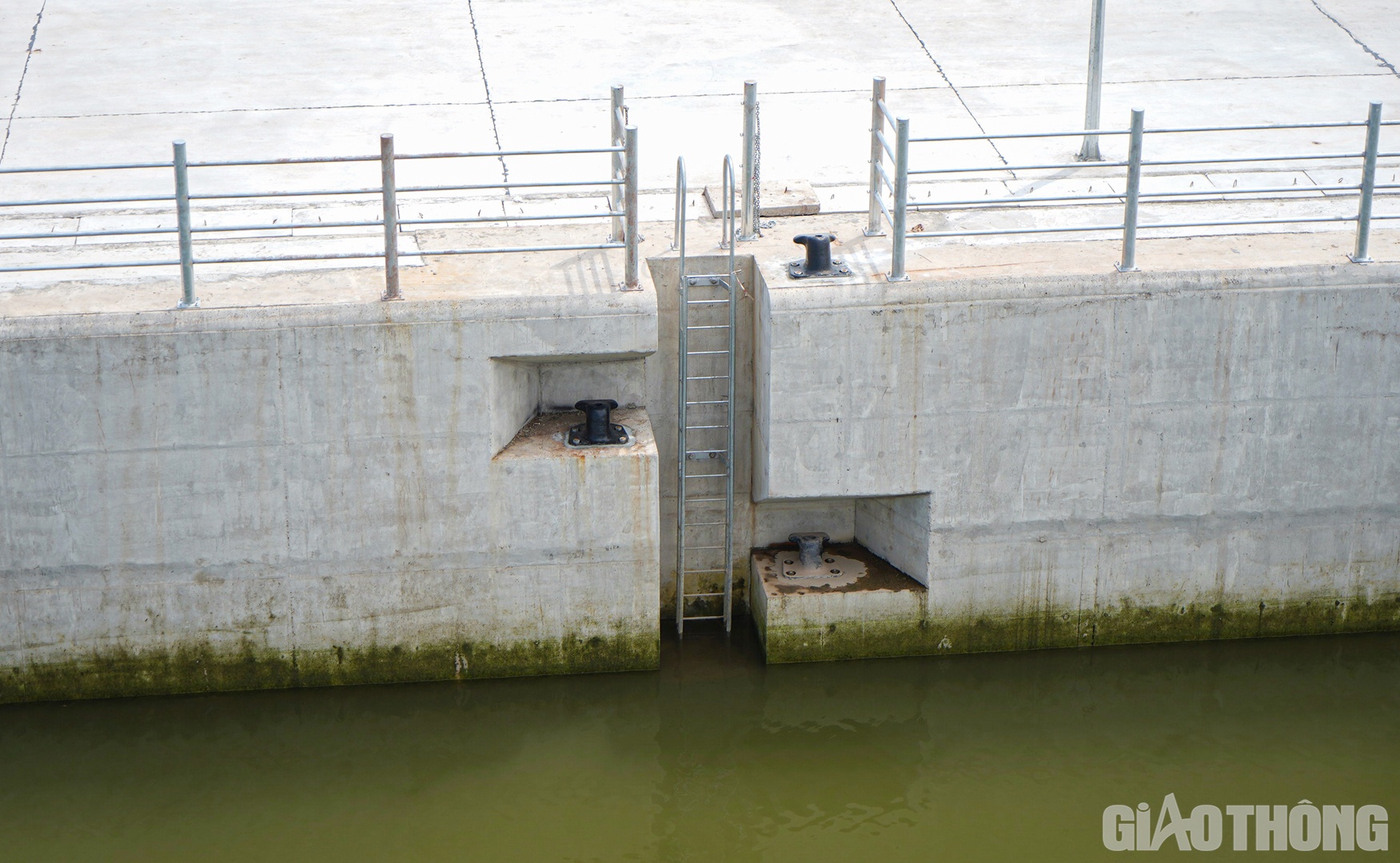 Hệ thống neo cố định c&oacute; ba mức nước vận h&agrave;nh, bao gồm 12 cụm neo hai b&ecirc;n, mỗi b&ecirc;n gồm 6 cụm neo.