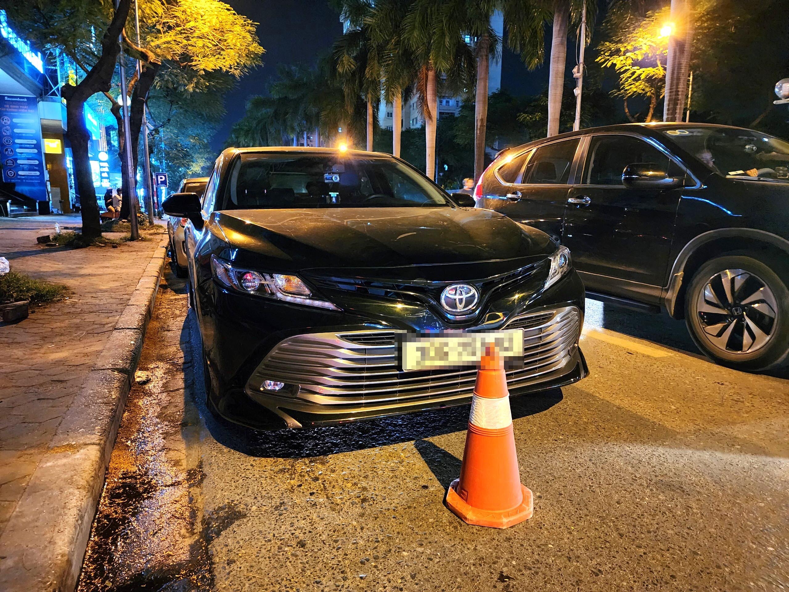 Khoảng 20h50, tr&ecirc;n đường L&ecirc; Đức Thọ, tổ c&ocirc;ng t&aacute;c ph&aacute;t hiện chiếc xe Camry biển số 30G-75.XXX c&oacute; biểu hiện nghi vấn, n&ecirc;n đ&atilde; ra t&iacute;n hiệu dừng xe nhưng t&agrave;i xế n&agrave;y đ&atilde; kh&ocirc;ng chấp h&agrave;nh m&agrave; tăng ga bỏ chạy về hướng s&acirc;n vận động Mỹ Đ&igrave;nh. Sau đ&oacute;, tổ c&ocirc;ng t&aacute;c phải sử dụng xe m&ocirc; t&ocirc; chuy&ecirc;n dụng đuổi theo để dừng chiếc xe n&agrave;y.