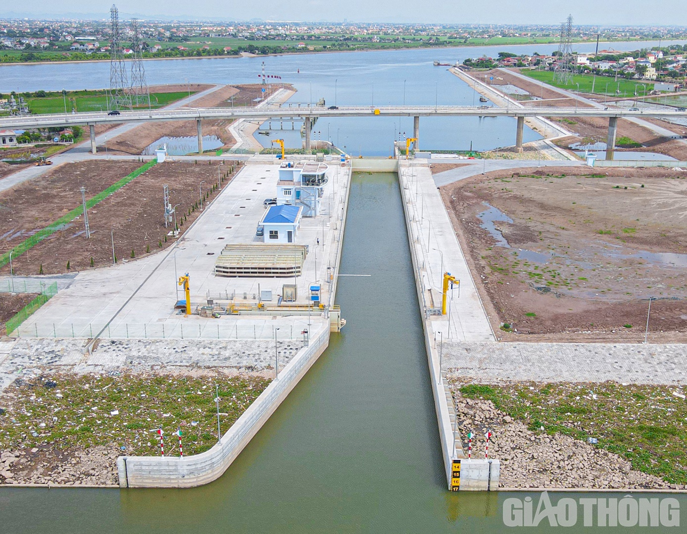 Cũng theo quyết định mở luồng, &acirc;u t&agrave;u Nghĩa Hưng c&oacute; chiều d&agrave;i 179m, chiều rộng 17m, chiều cao 10,5m; chiều d&agrave;i hữu dụng 160m; cao tr&igrave;nh đ&aacute;y &acirc;u -7.0m; cao tr&igrave;nh đỉnh &acirc;u +10,5m, kết cấu b&ecirc; t&ocirc;ng cốt th&eacute;p.