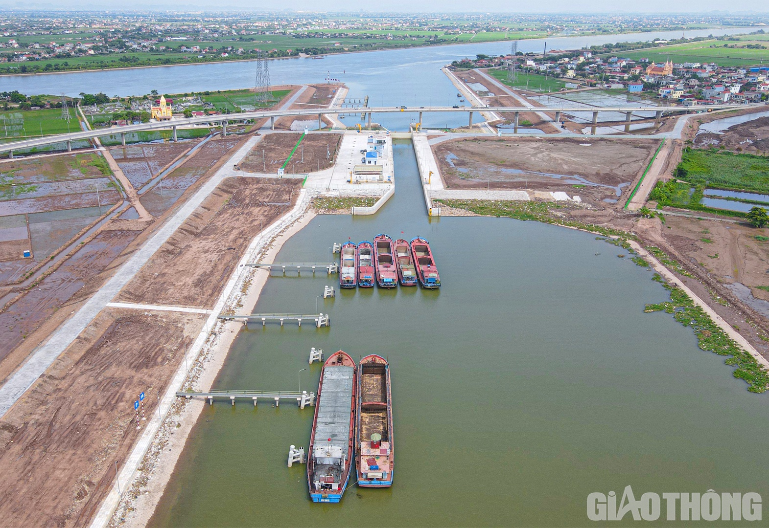 Luồng Nghĩa Hưng l&agrave; luồng thủy nội địa quốc gia c&oacute; cấp kĩ thuật đặc biệt. Ph&iacute;a s&ocirc;ng Đ&aacute;y c&oacute; bề rộng 90m, cao tr&igrave;nh đ&aacute;y -6,3m; ph&iacute;a s&ocirc;ng Ninh Cơ c&oacute; bề rộng đ&aacute;y 100m, cao tr&igrave;nh đ&aacute;y -6,7m. Chiều cao tĩnh kh&ocirc;ng th&ocirc;ng thuyền 15m.