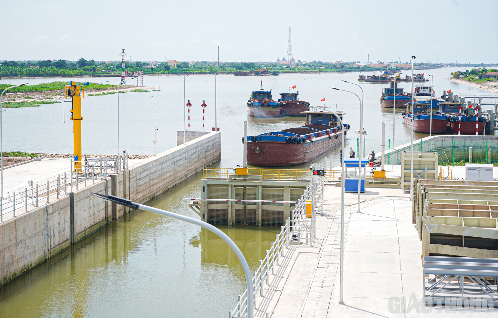 Cụm c&ocirc;ng tr&igrave;nh được khởi c&ocirc;ng ng&agrave;y 1/3/2021, gồm c&aacute;c hạng mục ch&iacute;nh: X&acirc;y dựng k&ecirc;nh nối giữa s&ocirc;ng Đ&aacute;y v&agrave; s&ocirc;ng Ninh Cơ với chiều d&agrave;i khoảng 1km, chiều rộng đ&aacute;y k&ecirc;nh 90-100m; X&acirc;y dựng &acirc;u t&agrave;u với k&iacute;ch thước buồng &acirc;u rộng 17m, d&agrave;i 179m, cao độ đ&aacute;y -7,0m.