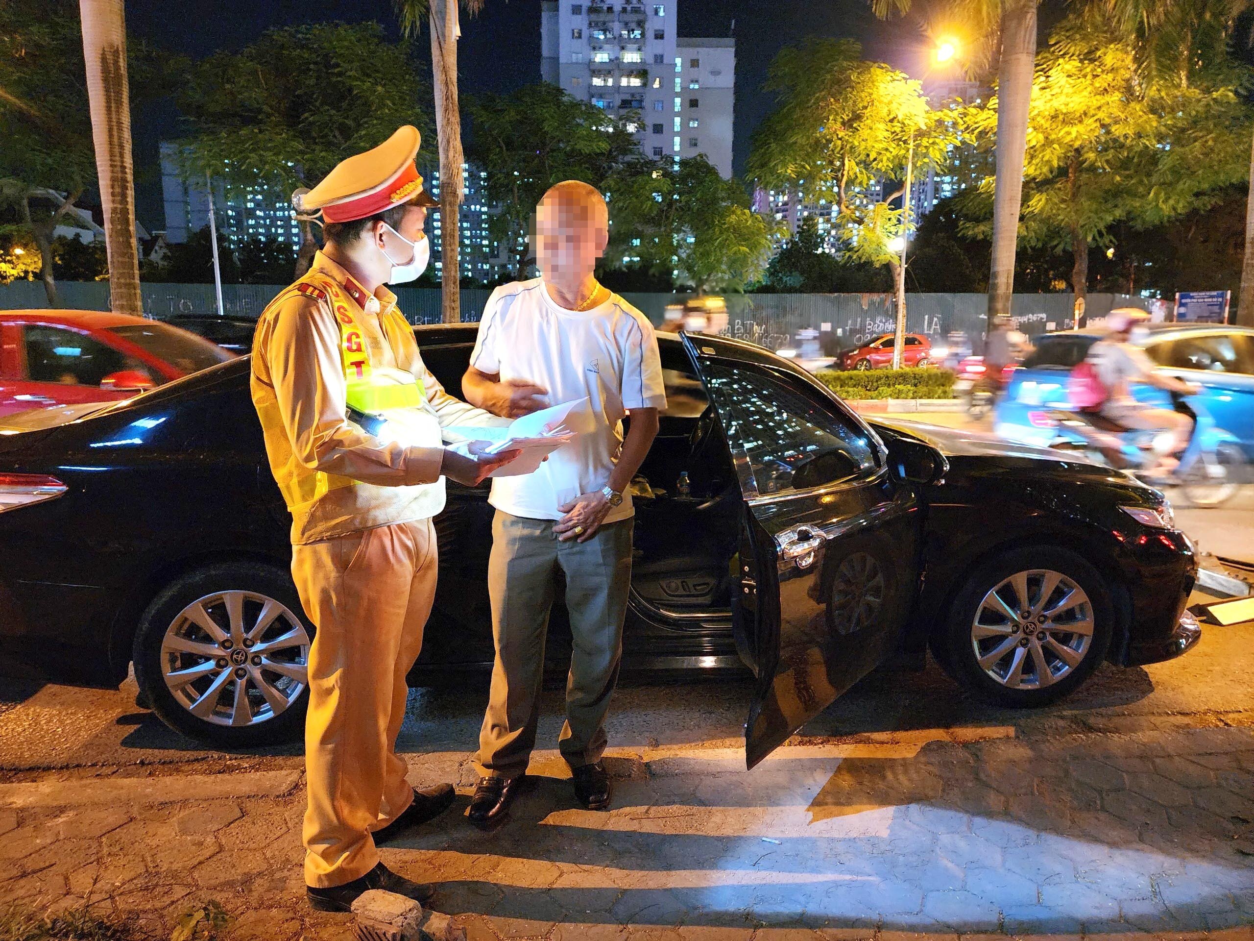 Khoảng 10 ph&uacute;t sau, bằng c&aacute;c biện ph&aacute;p nghiệp vụ, tổ c&ocirc;ng t&aacute;c đ&atilde; đưa được chiếc xe Camry bỏ chạy về chốt kiểm so&aacute;t nồng độ cồn ở ng&atilde; tư L&ecirc; Đức Thọ - Nguyễn Ho&agrave;ng - H&agrave;m Nghi.