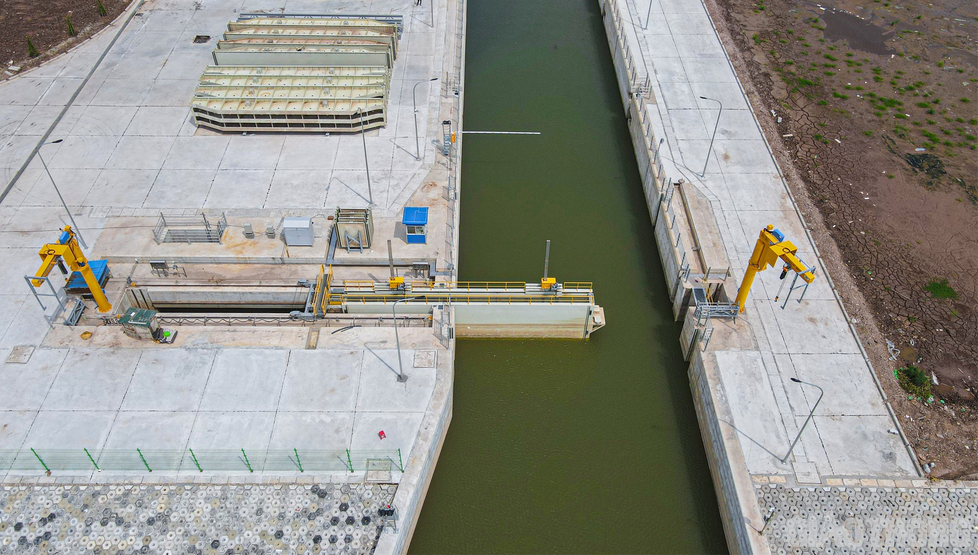 Cửa &acirc;u l&agrave; cửa th&eacute;p, nặng 87 tấn, kết cấu phẳng k&eacute;o ngang, di chuyển bằng hệ thống đường ray, d&acirc;y c&aacute;p v&agrave; tời điện. Tr&ecirc;n cửa &acirc;u c&oacute; hai van điều tiết nước.