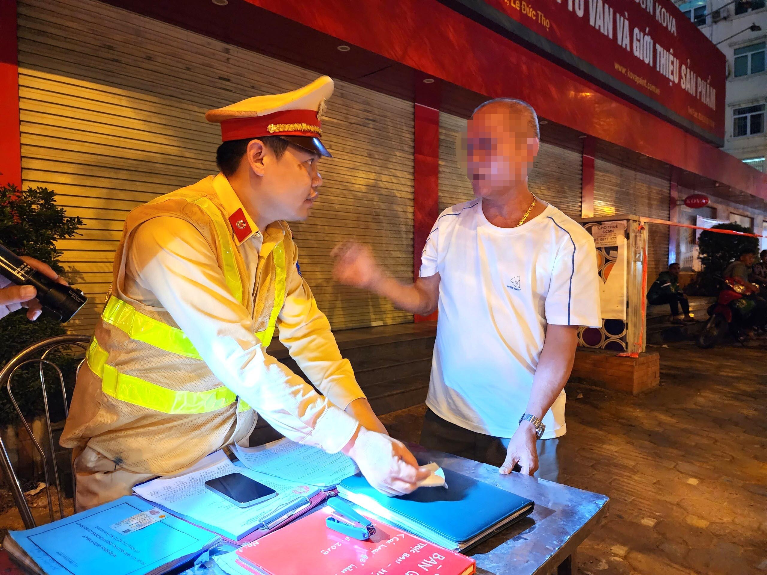 Khi c&oacute; kết quả vi phạm, tổ c&ocirc;ng t&aacute;c đề nghị l&aacute;i xe xuất tr&igrave;nh giấy tờ li&ecirc;n quan th&igrave; người n&agrave;y cho biết kh&ocirc;ng c&oacute; giấy ph&eacute;p l&aacute;i xe (GPLX) v&agrave; li&ecirc;n tục xin bỏ qua, kh&ocirc;ng k&yacute; v&agrave;o phiếu kết quả đo nồng độ cồn.