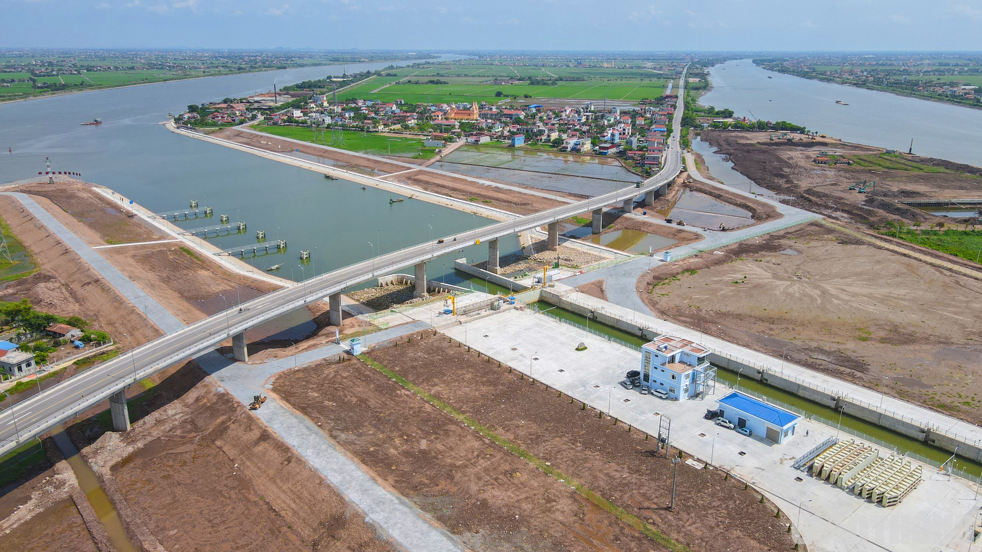 Trước đ&oacute;, cụm c&ocirc;ng tr&igrave;nh k&ecirc;nh nối Đ&aacute;y - Ninh Cơ đ&atilde; ho&agrave;n th&agrave;nh đ&uacute;ng tiến độ v&agrave;o 30/6/2023. Cụm c&ocirc;ng tr&igrave;nh n&agrave;y thuộc Dự &aacute;n Ph&aacute;t triển giao th&ocirc;ng vận tải khu vực đồng bằng Bắc Bộ - Dự &aacute;n WB6. Tổng mức đầu tư ban đầu hơn 107 triệu USD, gi&aacute; trị thi c&ocirc;ng thực tế khoảng 75 triệu USD. Bộ GTVT l&agrave; cơ quan chủ quản, chủ đầu tư l&agrave; Ban Quản l&yacute; c&aacute;c dự &aacute;n đường thủy.