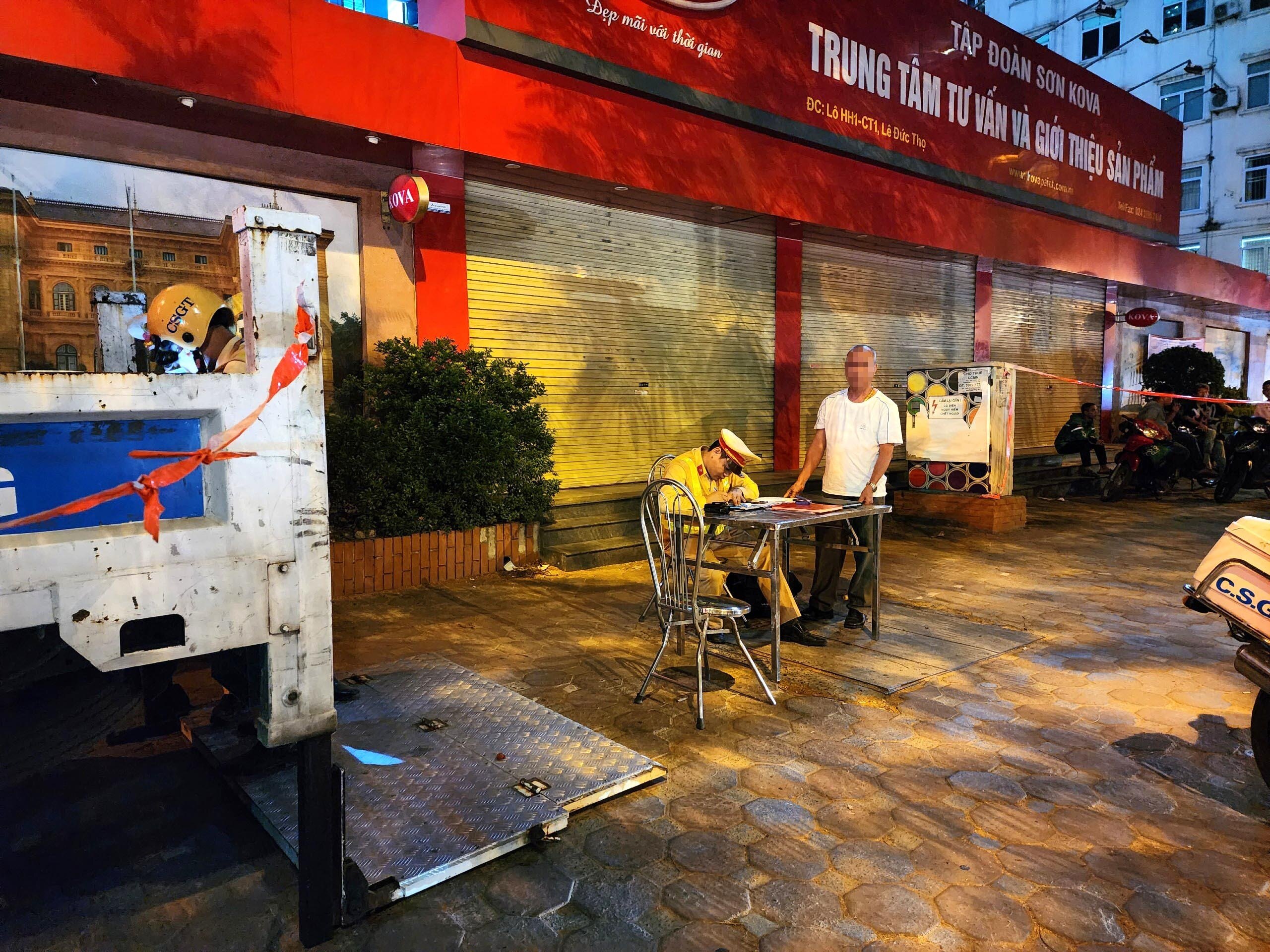 "T&ocirc;i qu&ecirc; ở Chương Mỹ nay ra đ&acirc;y c&oacute; ch&uacute;t việc, nghĩ rằng uống &iacute;t c&oacute; thể xin bỏ qua được n&ecirc;n trong bữa cơm uống một cốc bia tươi", t&agrave;i xế n&agrave;y ph&acirc;n trần.