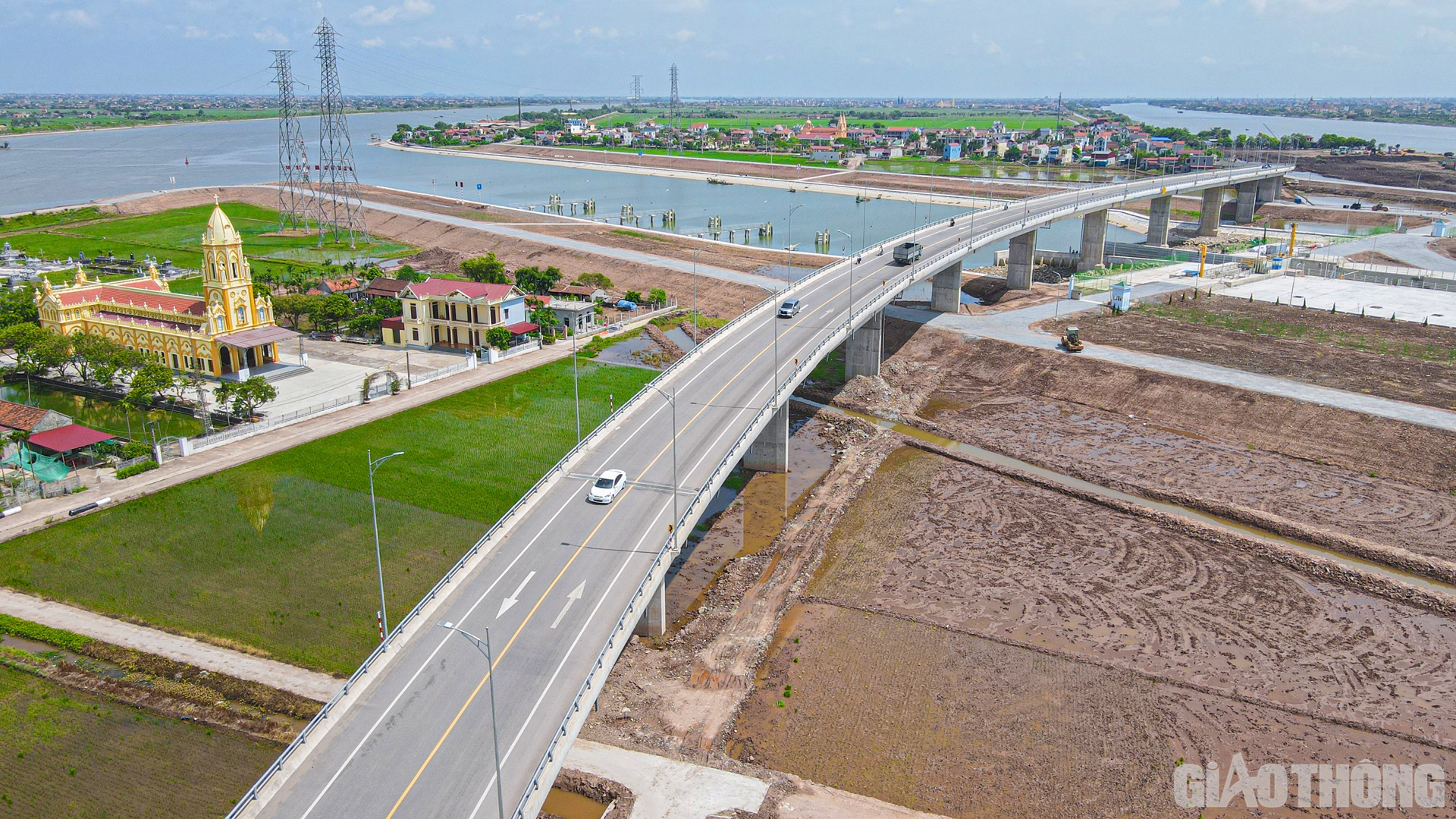 C&ugrave;ng đ&oacute;, x&acirc;y dựng cầu vượt k&ecirc;nh nối Đ&aacute;y - Ninh Cơ với tĩnh kh&ocirc;ng 15m, kết cấu b&ecirc; t&ocirc;ng cốt th&eacute;p gồm 18 nhịp, chiều d&agrave;i cầu 777,9m, chiều d&agrave;i đường dẫn 1.497m. Ngo&agrave;i ra c&ograve;n c&oacute; c&aacute;c hạng mục phụ trợ: Hệ thống phao ti&ecirc;u b&aacute;o hiệu, trồng c&acirc;y, đ&ecirc; ho&agrave;n trả, hệ thống thủy lợi, điện v&agrave; th&ocirc;ng tin li&ecirc;n lạc.