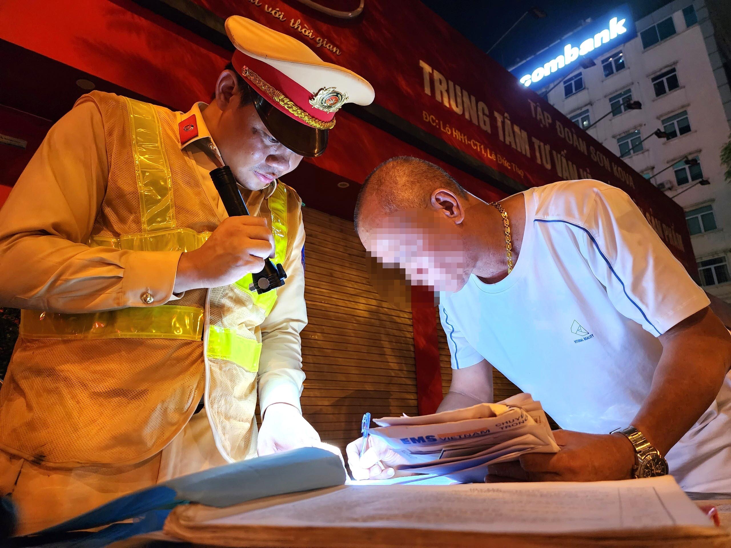 Sau khi được c&aacute;n bộ trong tổ c&ocirc;ng t&aacute;c giải th&iacute;ch, th&igrave;  t&agrave;i xế xe Camry biển số 30G-75.XXX đ&atilde; k&yacute; v&agrave;o phiếu kết quả đo nồng độ cồn.