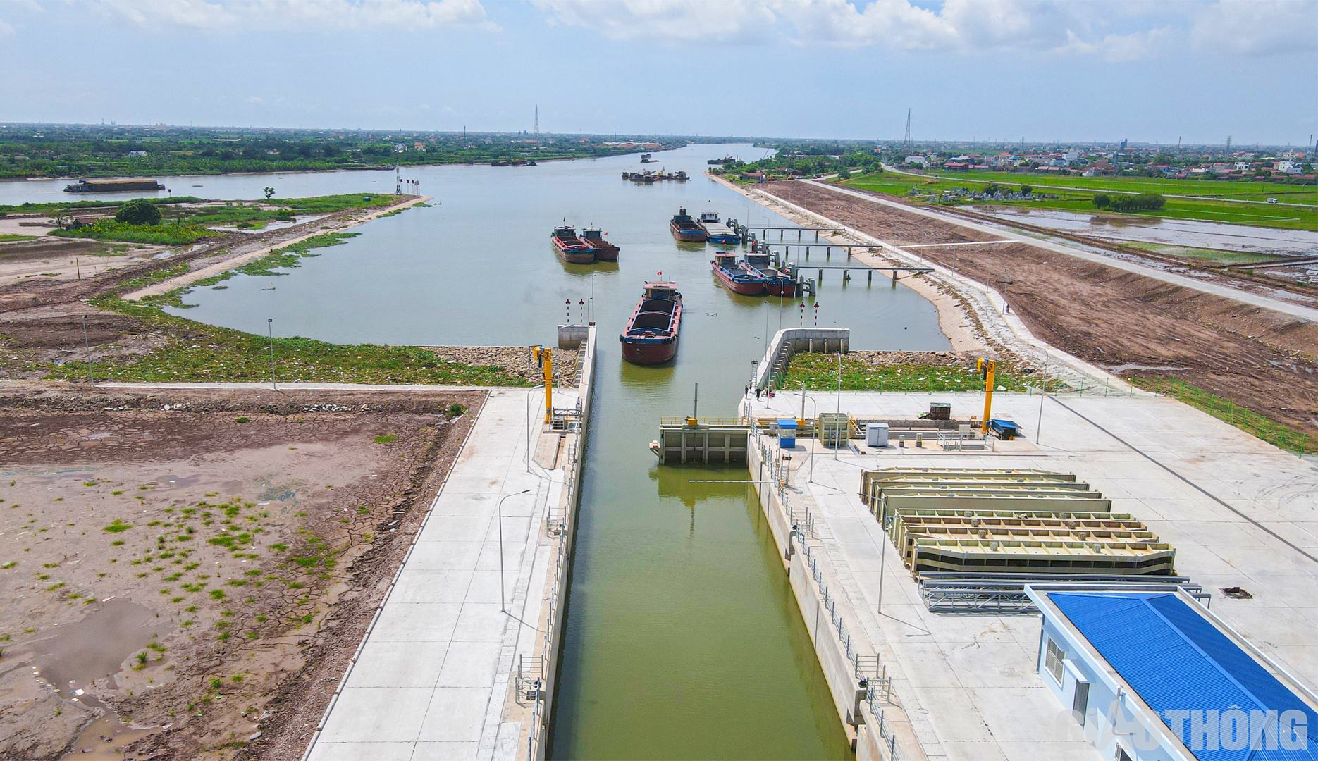 Ngay sau  khi mở luồng, khoảng hơn 10h, cửa &acirc;u ph&iacute;a s&ocirc;ng Ninh Cơ mở ra, đ&oacute;n t&agrave;u NĐ-4002, tiếp theo l&agrave; t&agrave;u NĐ-3334 sang s&ocirc;ng Đ&aacute;y. Hai t&agrave;u n&agrave;y neo trong &acirc;u, chờ cửa &acirc;u ph&iacute;a s&ocirc;ng Ninh Cơ đ&oacute;ng lại, sau đ&oacute; cửa &acirc;u ph&iacute;a s&ocirc;ng Đ&aacute;y mở ra, c&acirc;n bằng mực nước b&ecirc;n ngo&agrave;i v&agrave; b&ecirc;n trong &acirc;u, t&agrave;u tiếp tục di chuyển ra khỏi &acirc;u ra ph&iacute;a s&ocirc;ng Đ&aacute;y.