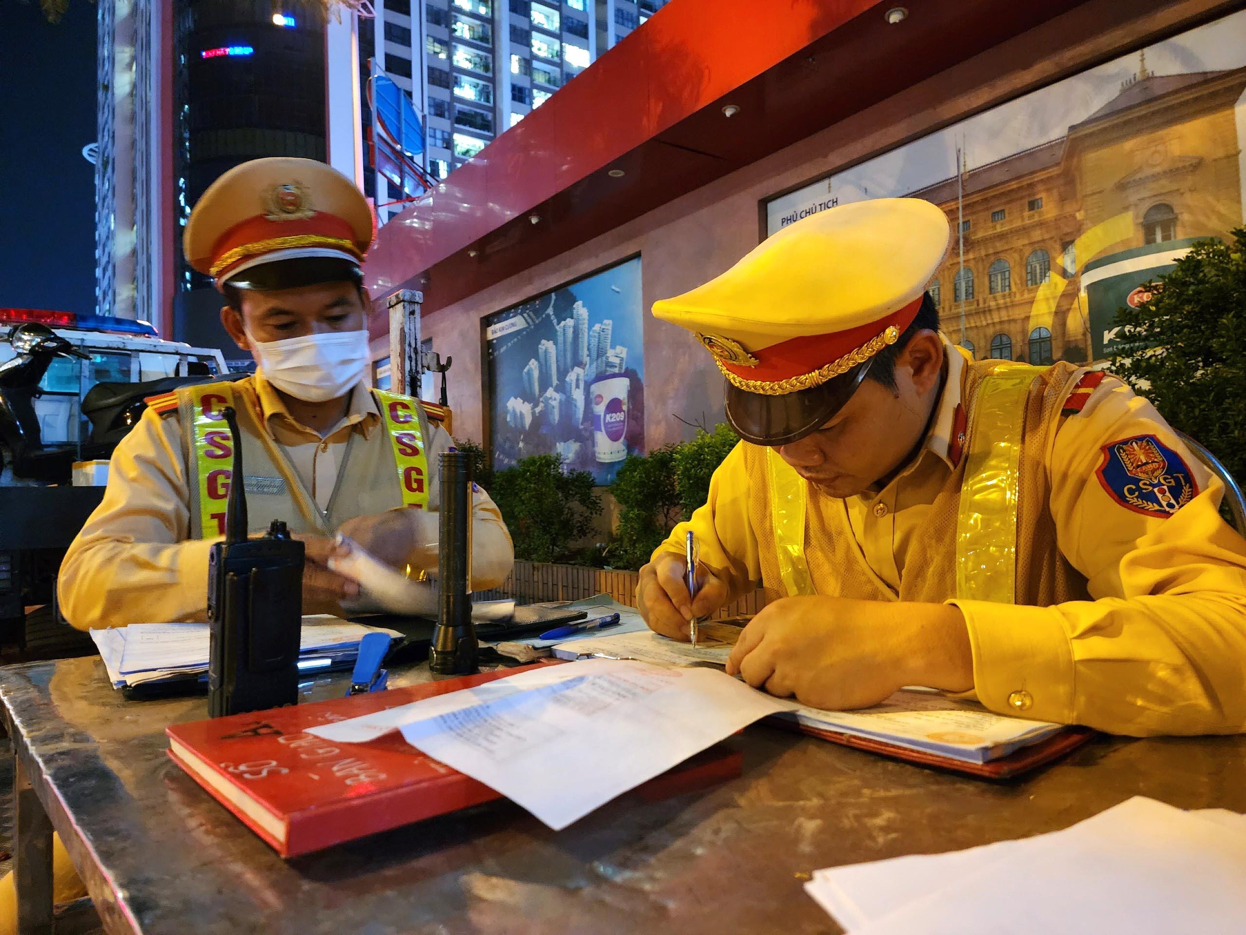 Nhưng đến khi tổ c&ocirc;ng t&aacute;c đề nghị k&yacute; v&agrave;o bi&ecirc;n bản tạm giữ phương tiện v&agrave; c&aacute;c bi&ecirc;n bản kh&aacute;c th&igrave; t&agrave;i xế n&agrave;y tiếp tục ngỏ &yacute; được xử l&yacute; nhanh để đi xe về nh&agrave;.