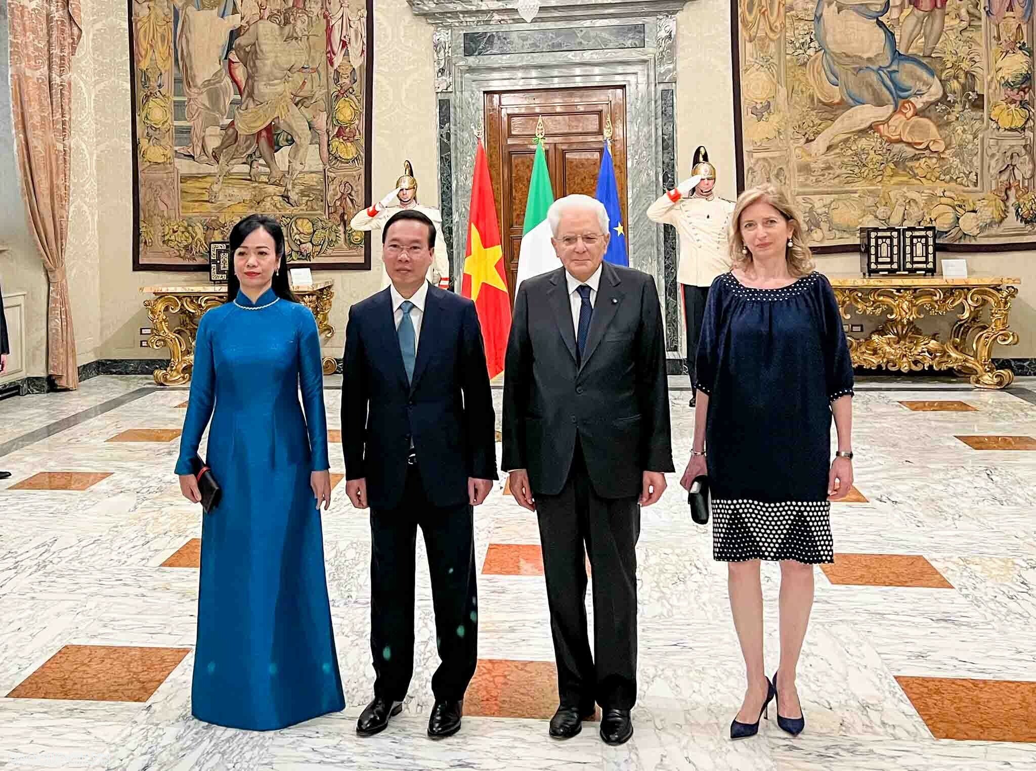 Chủ tịch nước Võ Văn Thưởng cùng phu nhân chụp ảnh chung c&ugrave;ng Tổng thống Sergio Mattarella v&agrave; con gái (Ảnh: B&aacute;o quốc tế).