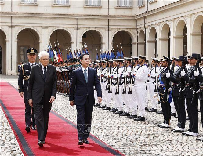 Tại nơi đỗ xe trước thảm đỏ, Tổng thống Italy Sergio Mattarella v&agrave; con g&aacute;i tới đ&oacute;n, bắt tay, nhiệt liệt ch&agrave;o mừng Chủ tịch nước V&otilde; Văn Thưởng v&agrave; phu nh&acirc;n. Trong tiếng nhạc ch&agrave;o mừng, Tổng thống Italy mời Chủ tịch nước V&otilde; Văn Thưởng c&ugrave;ng bước đến vị tr&iacute; danh dự. Qu&acirc;n nhạc cử Quốc thiều hai nước (Ảnh: B&aacute;o quốc tế).