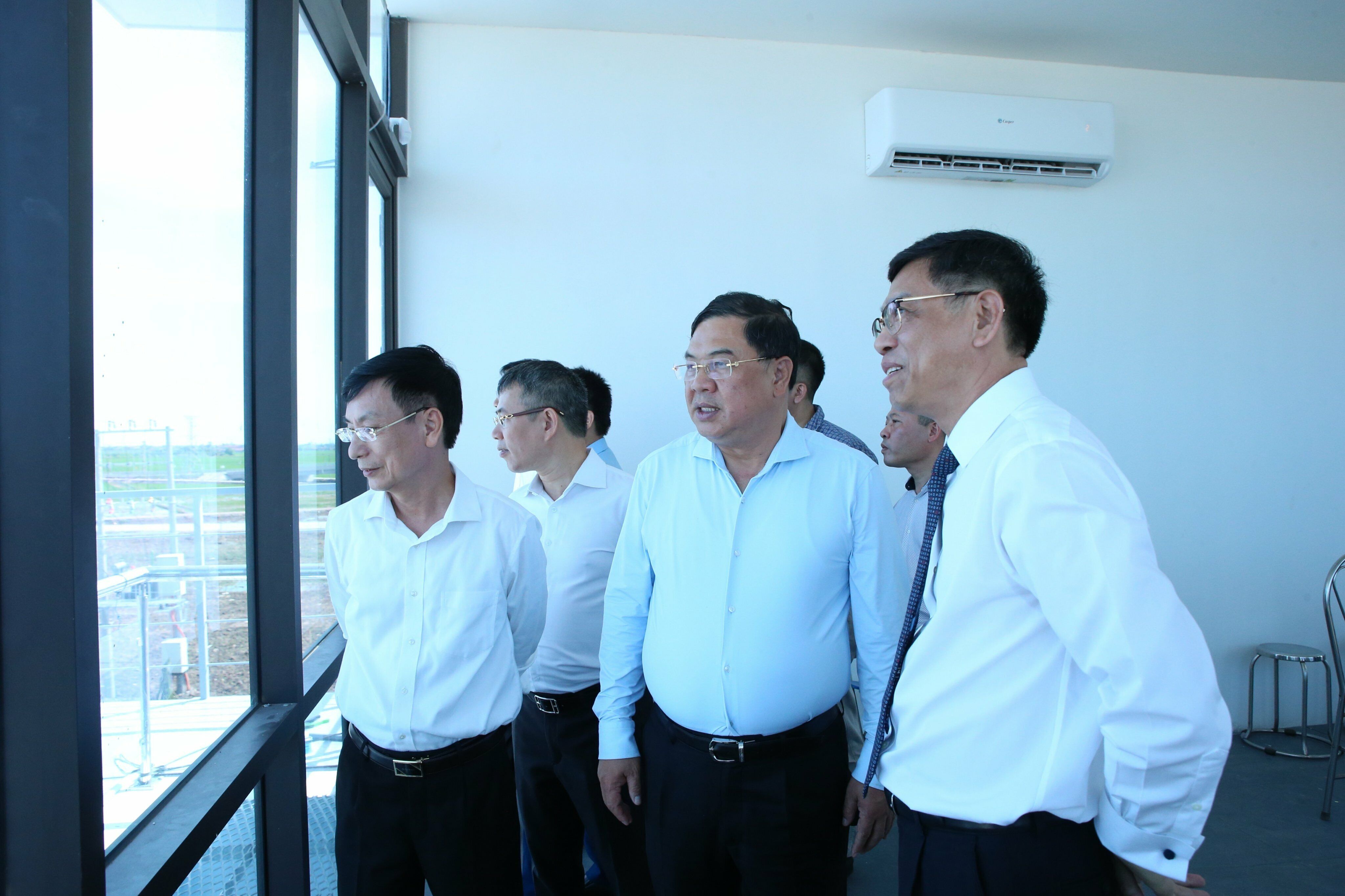 H&ocirc;m nay (25/7), Bộ GTVT c&ocirc;ng bố mở luồng thủy nội địa quốc gia k&ecirc;nh Nghĩa Hưng nối s&ocirc;ng Đ&aacute;y với s&ocirc;ng Ninh Cơ. B&iacute; thư Tỉnh ủy Nam Định Phạm Gia T&uacute;c v&agrave; Thứ trưởng Bộ GTVT Nguyễn Xu&acirc;n Sang đ&atilde; tới dự.