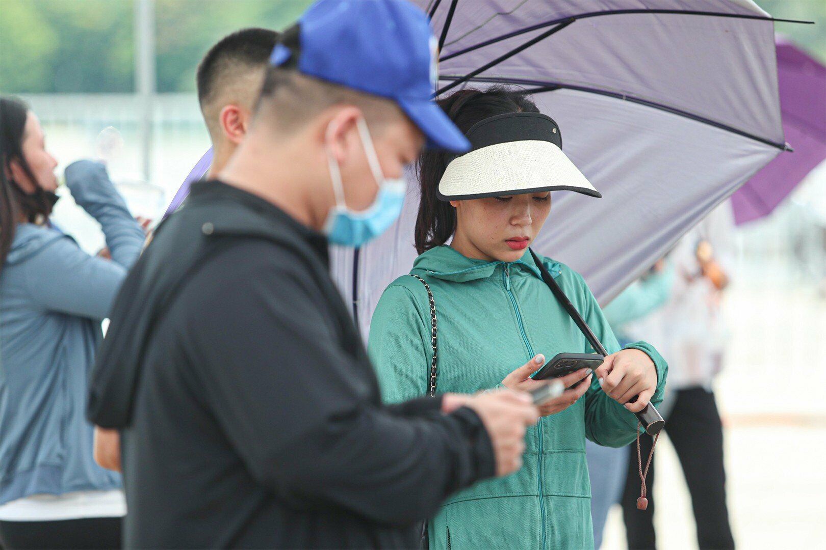 Chị Nguyễn Thương (Ba Đ&igrave;nh, H&agrave; Nội) hồ hởi cho biết,  chị cố gắng sắp xếp c&ocirc;ng việc đến s&acirc;n vận động Mỹ Đ&igrave;nh để đổi v&ograve;ng, ngay sau th&ocirc;ng b&aacute;o của BTC.