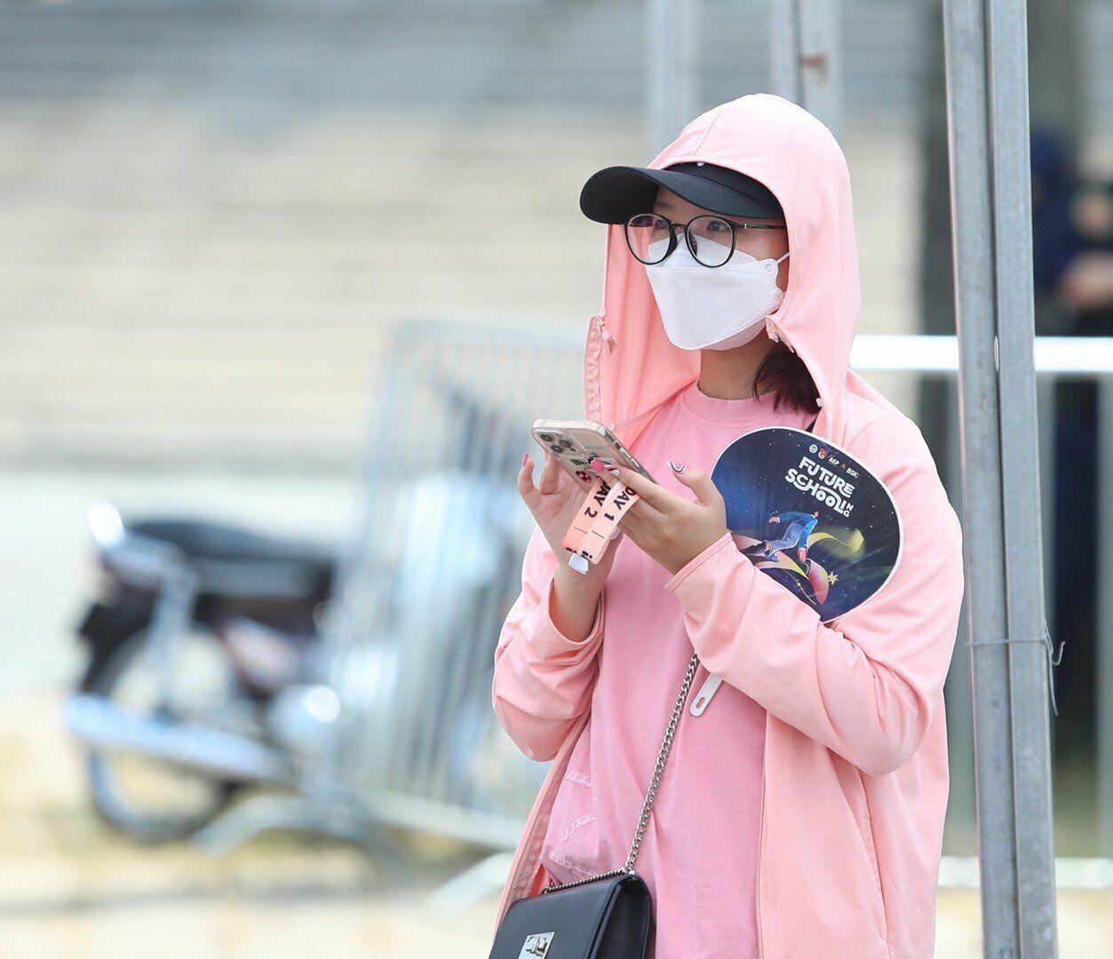 Theo quy định, nhận v&ograve;ng xong, khi tới đ&ecirc;m diễn, kh&aacute;n giả phải xuất tr&igrave;nh được v&eacute; v&agrave; v&ograve;ng, nếu thiếu một trong hai th&igrave; sẽ kh&ocirc;ng đủ điều kiện để v&agrave;o cửa.