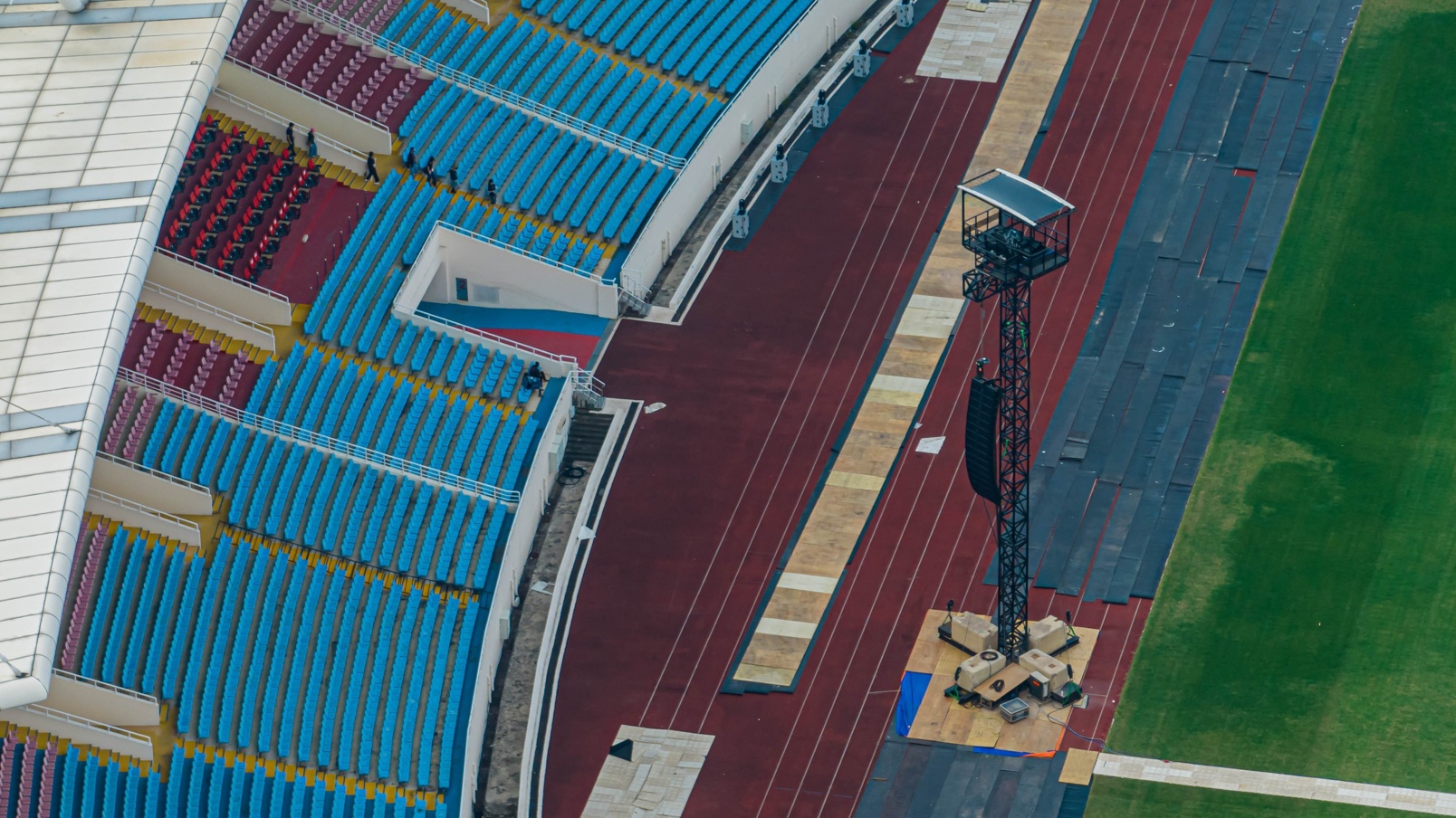 C&ocirc;ng t&aacute;c lắp đặt &acirc;m thanh, &aacute;nh s&aacute;ng, đường dẫn b&ecirc;n cạnh s&acirc;n khấu cũng đang được gấp r&uacute;t ho&agrave;n thiện những kh&acirc;u cuối c&ugrave;ng.