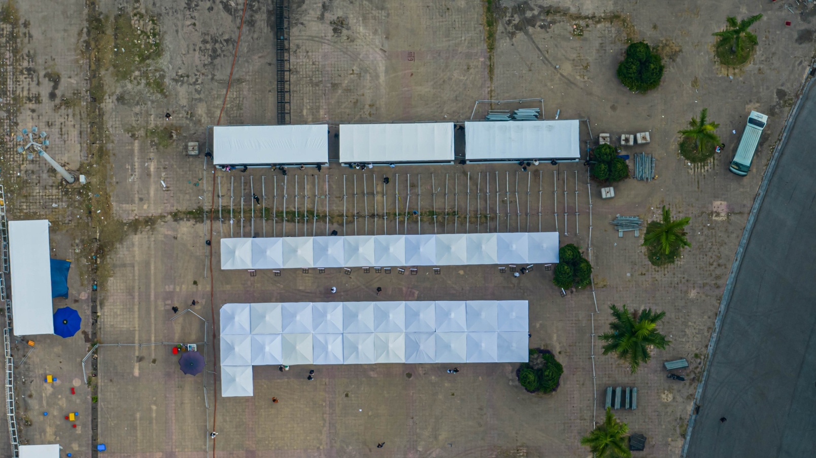 Ở khu vực ngo&agrave;i s&acirc;n, h&agrave;ng r&agrave;o lưu động đ&atilde; được chuẩn bị sẵn phục vụ c&ocirc;ng t&aacute;c đảm bảo an ninh, ph&acirc;n l&agrave;n lối đi cho c&aacute;c kh&aacute;n giả v&agrave;o s&acirc;n theo d&otilde;i đ&ecirc;m nhạc.