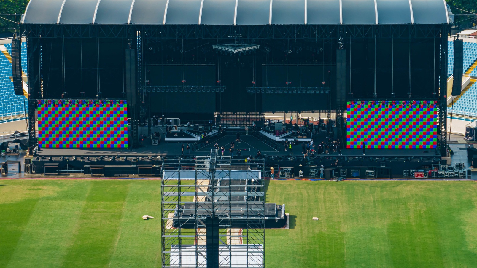 Concert c&ograve;n c&oacute; th&aacute;p &acirc;m thanh delay khổng lồ, mang đến chất lượng &acirc;m thanh v&agrave; trải nghiệm tốt nhất, nhất l&agrave; d&agrave;nh cho những kh&aacute;n giả ở khu vực CAT 3-5.