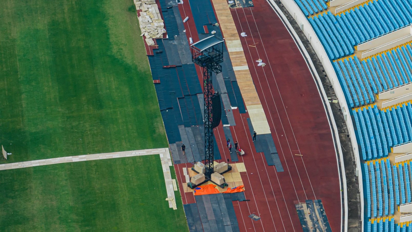 Để đảm bảo chất lượng đ&ecirc;m nhạc, ban tổ chức cho biết đ&atilde; tập hợp một đội ngũ với &ecirc; k&iacute;p chuy&ecirc;n gia quốc tế h&agrave;ng đầu đến từ H&agrave;n Quốc, Mỹ, Canada, Singapore v&agrave; Th&aacute;i Lan c&ugrave;ng c&aacute;c chuy&ecirc;n gia h&agrave;ng đầu Việt Nam phối hợp thực hiện.