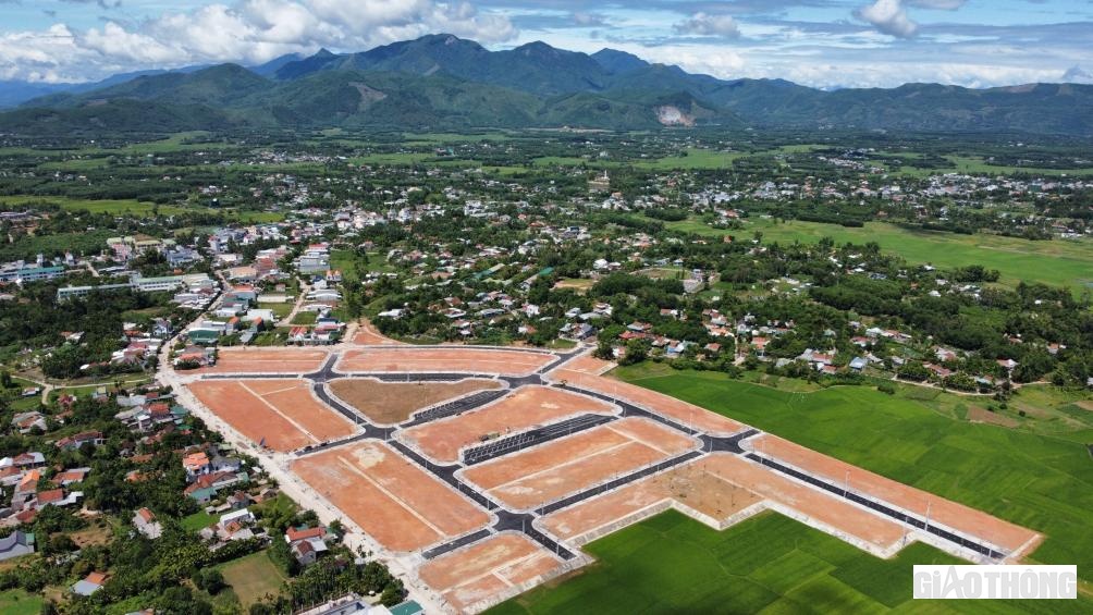 Theo tỉnh Quảng Ng&atilde;i, để phục vụ c&ocirc;ng t&aacute;c bồi thường, giải ph&oacute;ng mặt bằng cao tốc Quảng Ng&atilde;i - Ho&agrave;i Nhơn, tỉnh n&agrave;y đ&atilde; thi c&ocirc;ng x&acirc;y dựng mới 23 khu t&aacute;i định cư (TĐC) với tổng diện t&iacute;ch đất hơn 122ha, tương ứng với hơn 2.300 l&ocirc; trải d&agrave;i tr&ecirc;n địa b&agrave;n c&aacute;c huyện, thị x&atilde; gồm: Tư Nghĩa, Mộ Đức, Nghĩa H&agrave;nh v&agrave; Đức Phổ.