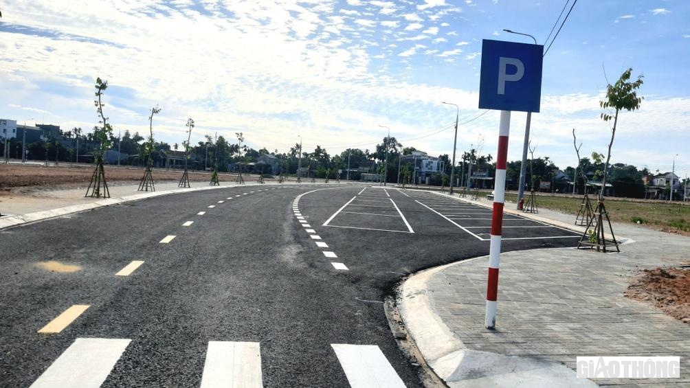 Hạ tầng giao th&ocirc;ng ở khu TĐC được thiết kế theo hướng đ&ocirc; thị, c&aacute;c b&atilde;i đậu, đỗ xe được triển khai rất hiện đại.