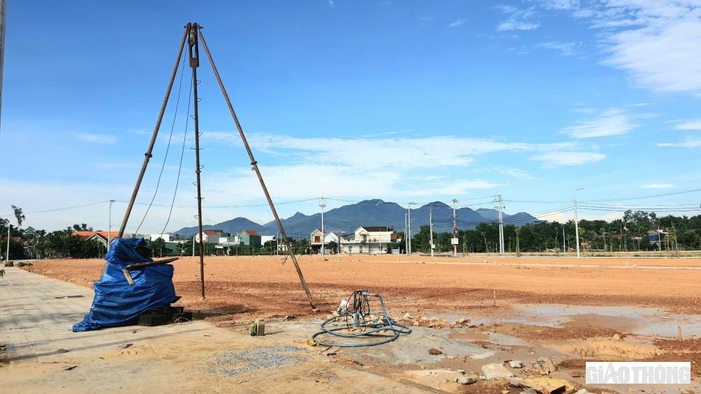 Người d&acirc;n x&atilde; Nghĩa Kỳ khoan giếng chuẩn bị l&agrave;m nh&agrave; tại khu TĐC An Hội Bắc 1. Khi v&agrave;o sống tại đ&acirc;y, người d&acirc;n sẽ được sử dụng nước m&aacute;y cấp đến từng nh&agrave; d&acirc;n.