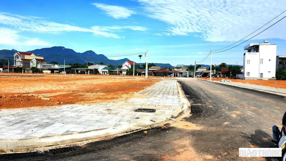 Hầu hết c&aacute;c khu TĐC đều được đầu tư đồng bộ về hạ tầng theo thiết kế của một đ&ocirc; thị thu nhỏ n&ecirc;n khi ho&agrave;n th&agrave;nh đ&atilde; tạo n&ecirc;n điểm nhấn rất lớn trong v&ugrave;ng.