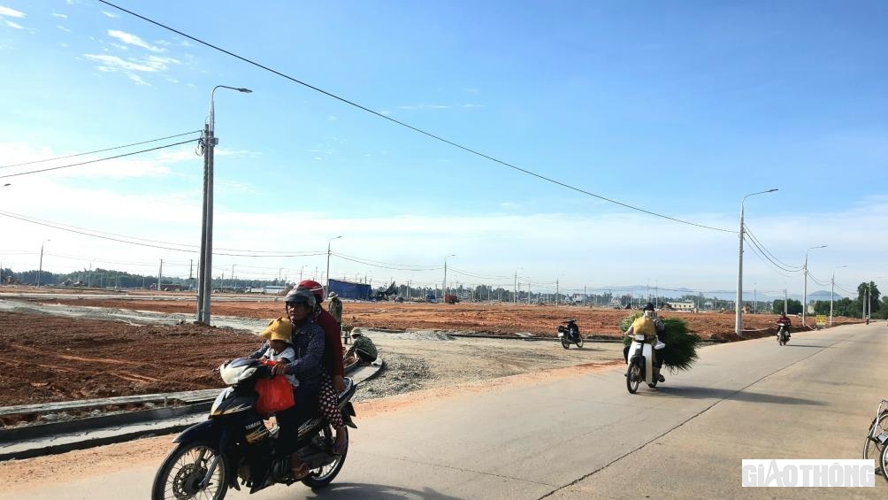 Trong số 23 khu TĐC được triển khai đầu tư th&igrave; khu TĐC Đồng B&agrave; Thơi, x&atilde; Nghĩa Kỳ, huyện Tư Nghĩa c&oacute; diện t&iacute;ch lớn nhất với gần 20ha, kết nối trực tiếp v&agrave;o c&aacute;c khu d&acirc;n cư hiện hữu v&agrave; c&aacute;c khu TĐC kh&aacute;c tạo n&ecirc;n bộ mặt khang trang cho v&ugrave;ng đất ngh&egrave;o kh&oacute; n&agrave;y.