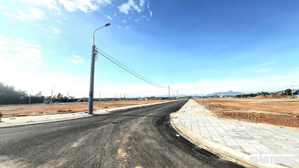 Hạ tầng c&aacute;c khu TĐC được đầu tư b&agrave;i bản với hệ thống điện chiếu s&aacute;ng c&ocirc;ng cộng, đường giao th&ocirc;ng đ&ocirc; thị mặt cắt ngang 5m, vỉa h&egrave;, c&acirc;y xanh...