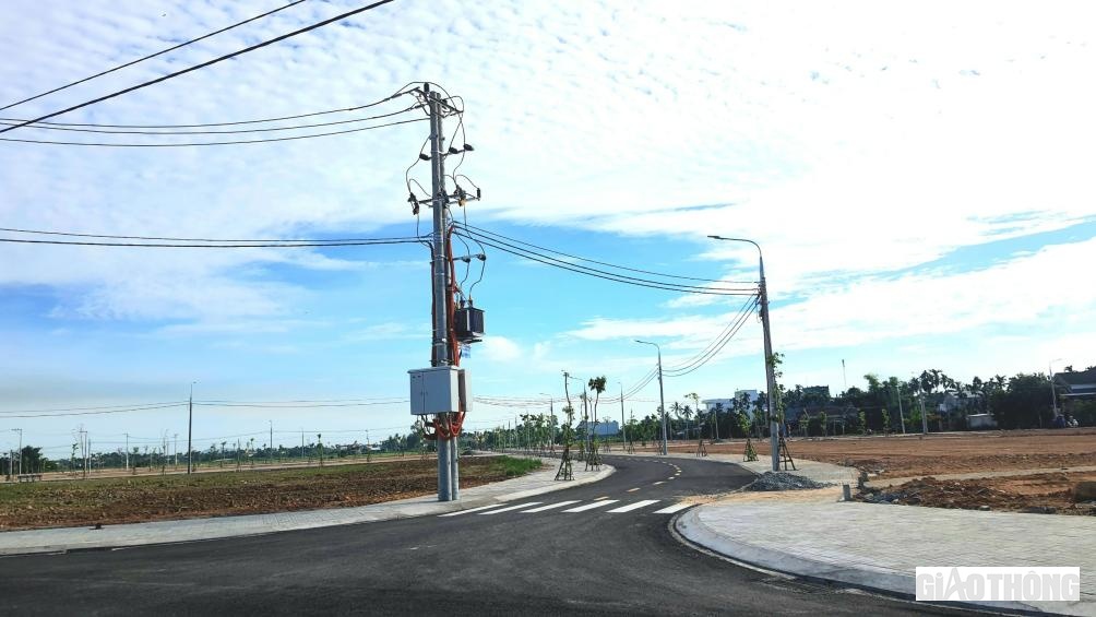 C&oacute; 5.498 hộ bị ảnh hưởng; phải TĐC 1.705 hộ; phải di chuyển tr&ecirc;n 5.600 ng&ocirc;i mộ; thực hiện di dời 44 vị tr&iacute; trụ đường d&acirc;y cao thế, 117 vị tr&iacute; trụ đường d&acirc;y trung &aacute;p, 361 vị tr&iacute; trụ đường d&acirc;y hạ &aacute;p v&agrave; 276 vị tr&iacute; cột viễn th&ocirc;ng.