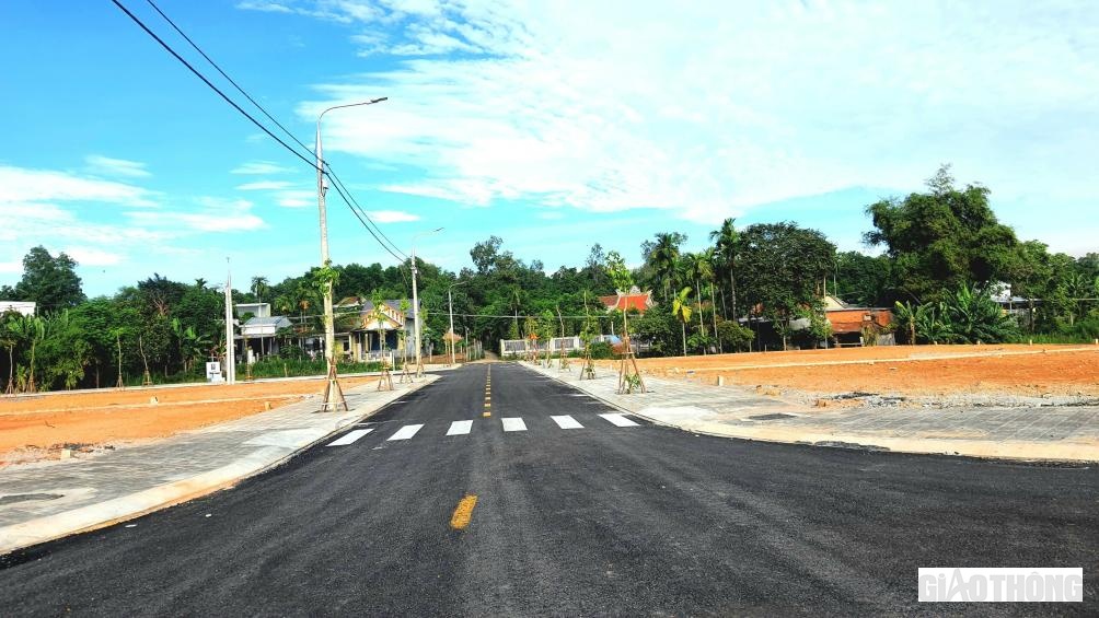 Việc thiết kế c&aacute;c khu TĐC được Ban Quản l&yacute; dự &aacute;n đầu tư x&acirc;y dựng c&aacute;c c&ocirc;ng tr&igrave;nh giao th&ocirc;ng Quảng Ng&atilde;i thực hiện tỉ mẩn, nhất l&agrave; kết nối với c&aacute;c tuyến đường b&ecirc; t&ocirc;ng n&ocirc;ng th&ocirc;n hiện hữu nhằm tạo sự đồng bộ để ph&aacute;t triển đ&ocirc; thị.