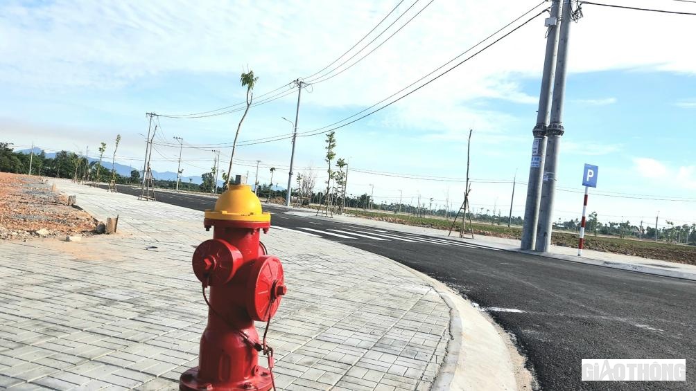 Hệ thống trụ cấp nước cứu hỏa v&agrave; bể chứa nước được đầu tư b&agrave;i bản ở tất cả c&aacute;c khu TĐC, cơ bản đ&aacute;p ứng tốt c&ocirc;ng t&aacute;c ph&ograve;ng ch&aacute;y chữa ch&aacute;y, mang lại sự an t&acirc;m đối với người d&acirc;n trong v&ugrave;ng khi đến l&agrave;m nh&agrave; ở.