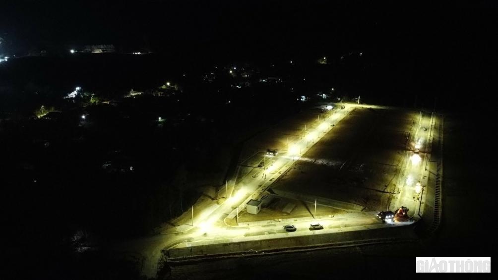 Khu TĐC Đồng H&oacute;c, phường Phổ H&ograve;a, thị x&atilde; Đức Phổ s&aacute;ng rực đ&egrave;n tạo n&ecirc;n một điểm nhấn trong x&acirc;y dựng v&agrave; mở rộng kh&ocirc;ng gian đ&ocirc; thị cực Nam Quảng Ng&atilde;i.