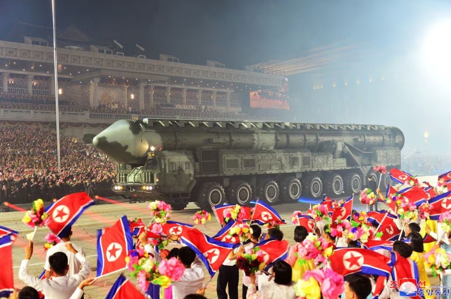 Tại sự kiện, Triều Ti&ecirc;n đ&atilde; ph&ocirc; diễn c&aacute;c loại m&aacute;y bay kh&ocirc;ng người l&aacute;i (UAV) tối t&acirc;n v&agrave; t&ecirc;n lửa tầm xa, bao gồm c&aacute;c loại t&ecirc;n lửa đạn đạo li&ecirc;n lục địa (ICBM) Hwasong-17 v&agrave; Hwasong-18. Theo KCNA, c&aacute;c loại m&aacute;y bay trinh s&aacute;t kh&ocirc;ng người l&aacute;i chiến lược v&agrave; UAV tấn c&ocirc;ng đa nhiệm mới được nghi&ecirc;n cứu v&agrave; chế tạo cũng tham gia tr&igrave;nh diễn tại buổi lễ. (Ảnh: KCNA).