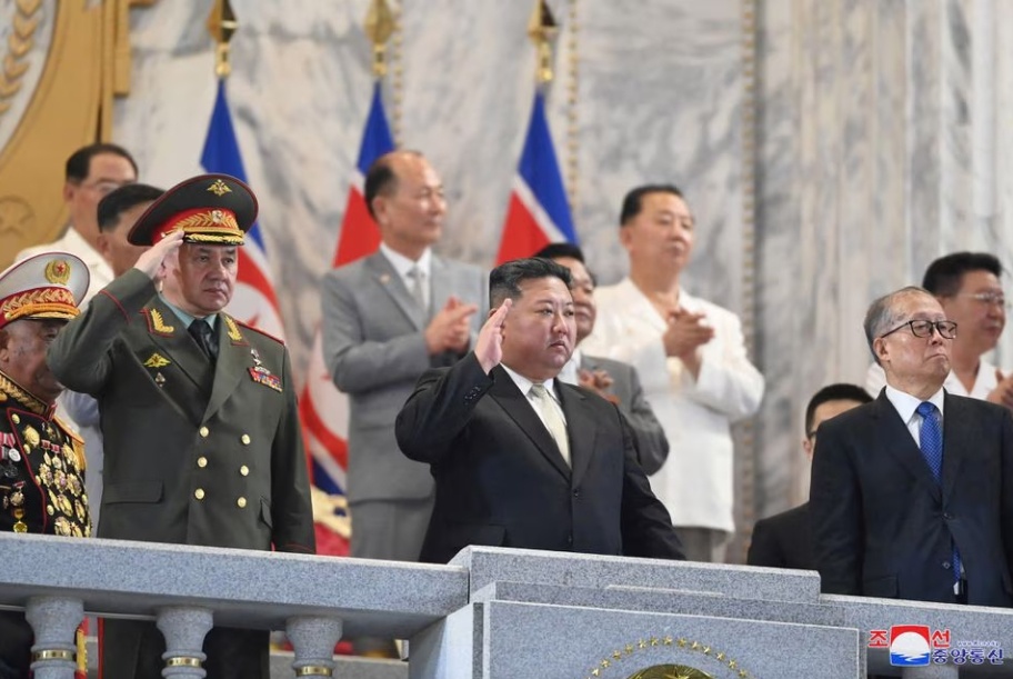 Ng&agrave;y 28/7, H&atilde;ng Th&ocirc;ng tấn trung ương Triều Ti&ecirc;n (KCNA) cho biết l&atilde;nh đạo Triều Ti&ecirc;n Kim Jong-un c&ugrave;ng ph&aacute;i đo&agrave;n cấp cao của Trung Quốc v&agrave; Nga đ&atilde; tham dự lễ duyệt binh tại quảng trường Kim Il Sung v&agrave;o đ&ecirc;m 27/7 nh&acirc;n kỷ niệm 70 năm ng&agrave;y k&yacute; hiệp định đ&igrave;nh chiến trong Chiến tranh Triều Ti&ecirc;n. (Ảnh: KCNA).