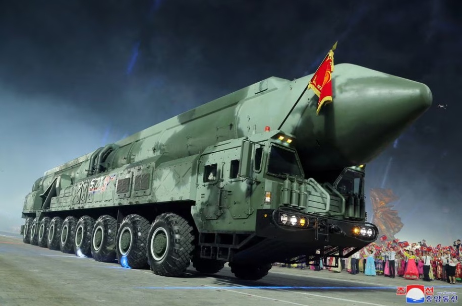 H&atilde;ng th&ocirc;ng tấn nh&agrave; nước Triều Ti&ecirc;n ca ngợi ICBM sử dụng nhi&ecirc;n liệu rắn Hwasong-18 l&agrave; phương tiện cốt l&otilde;i v&agrave; uy lực nhất của lực lượng chiến lược của B&igrave;nh Nhưỡng nhằm ứng ph&oacute; với mối đe dọa hạt nh&acirc;n từ kẻ địch. (Ảnh: KCNA).