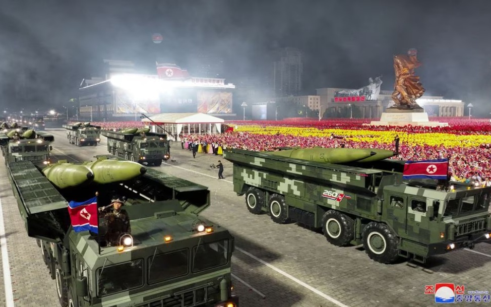 Với sự kiện lần n&agrave;y, tổng cộng Triều Ti&ecirc;n đ&atilde; tổ chức 14 cuộc duyệt binh  kể từ khi &ocirc;ng Kim cầm quyền. Lễ duyệt binh gần đ&acirc;y nhất của Triều Ti&ecirc;n diễn ra v&agrave;o th&aacute;ng 2 nh&acirc;n dịp kỷ niệm 75 năm ng&agrave;y th&agrave;nh lập c&aacute;c lực lượng vũ trang Triều Ti&ecirc;n. Tại đ&oacute;, B&igrave;nh Nhưỡng đ&atilde; ra mắt ICBM Hwasong-18, thể hiện năng lực tấn c&ocirc;ng hạt nh&acirc;n &ldquo;mạnh mẽ nhất&rdquo;. (Ảnh: KCNA).