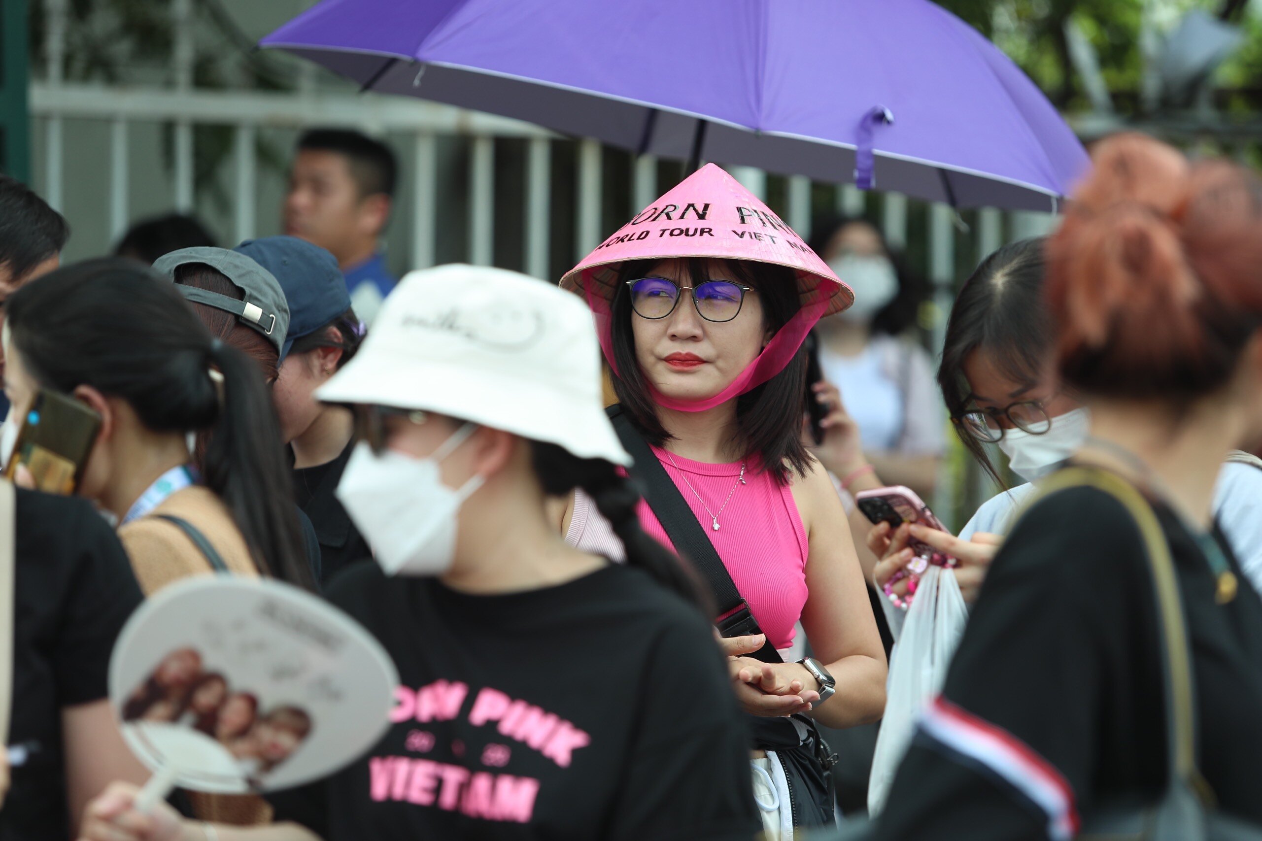 Hầu hết, người đến xem đều mặc trang phục m&agrave;u đen v&agrave; hồng, m&agrave;u sắc đặc trưng gắn liền với nh&oacute;m nhạc nữ.