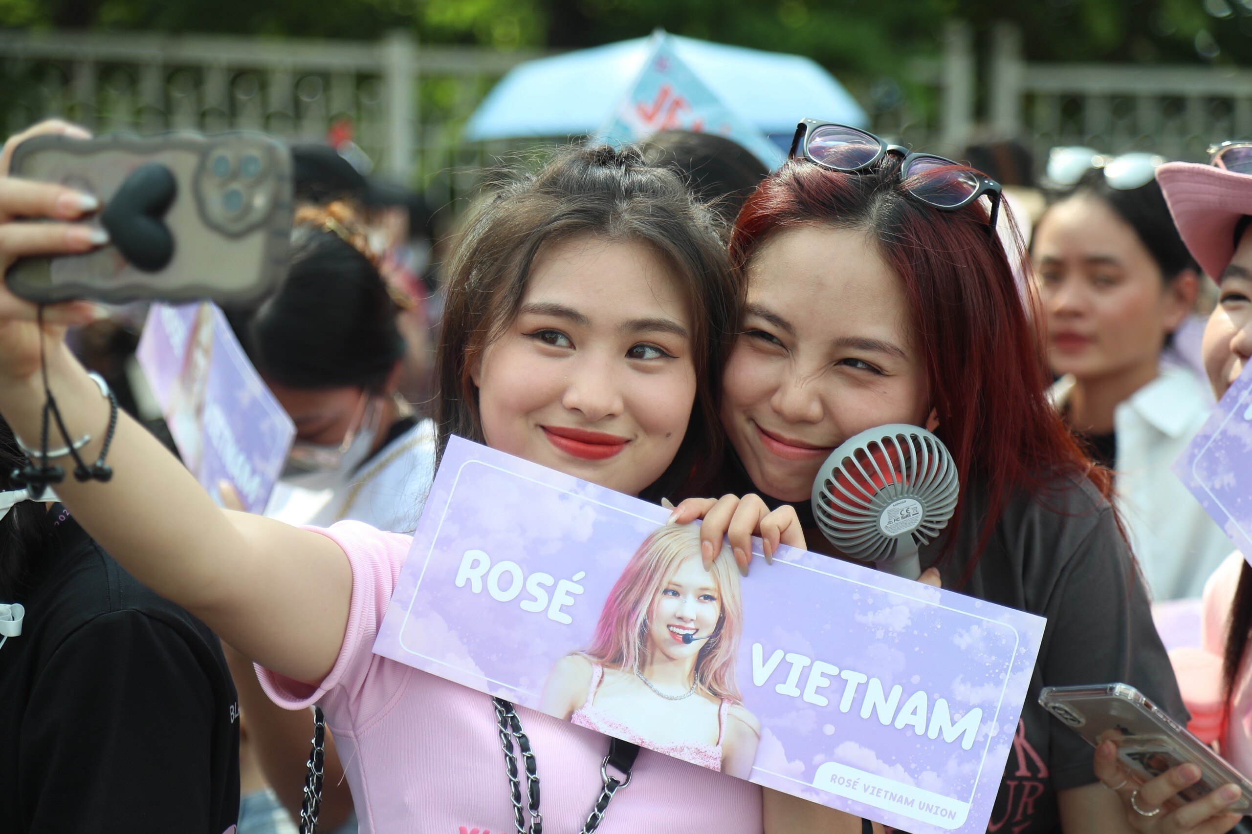 Nh&oacute;m bạn trẻ đến từ TP HCM mặc phong c&aacute;ch Ros&eacute;.