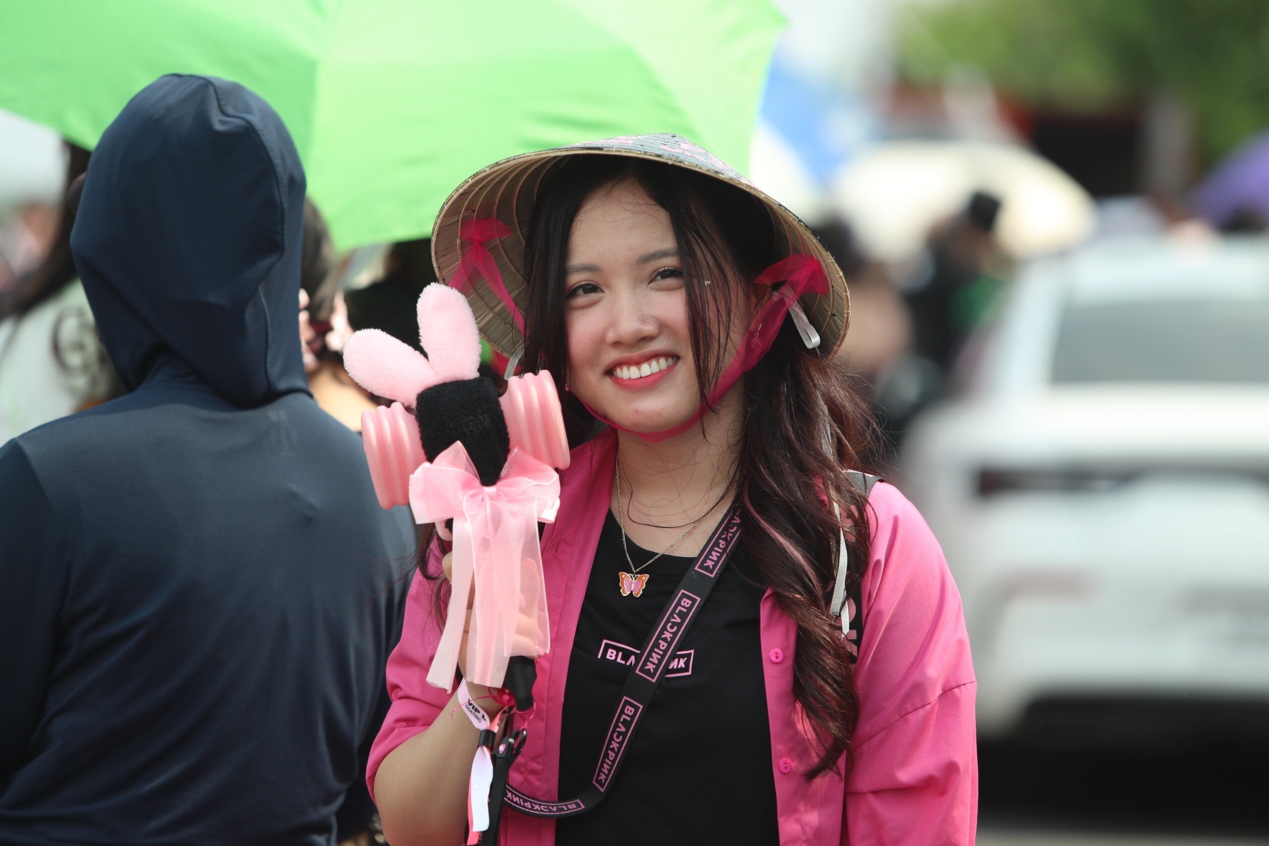 Lightstick b&uacute;a m&agrave;u hồng được YG - c&ocirc;ng ty chủ quản BlackPink b&aacute;n gi&aacute; trung b&igrave;nh 60.000 won (khoảng 1,1 triệu đồng).