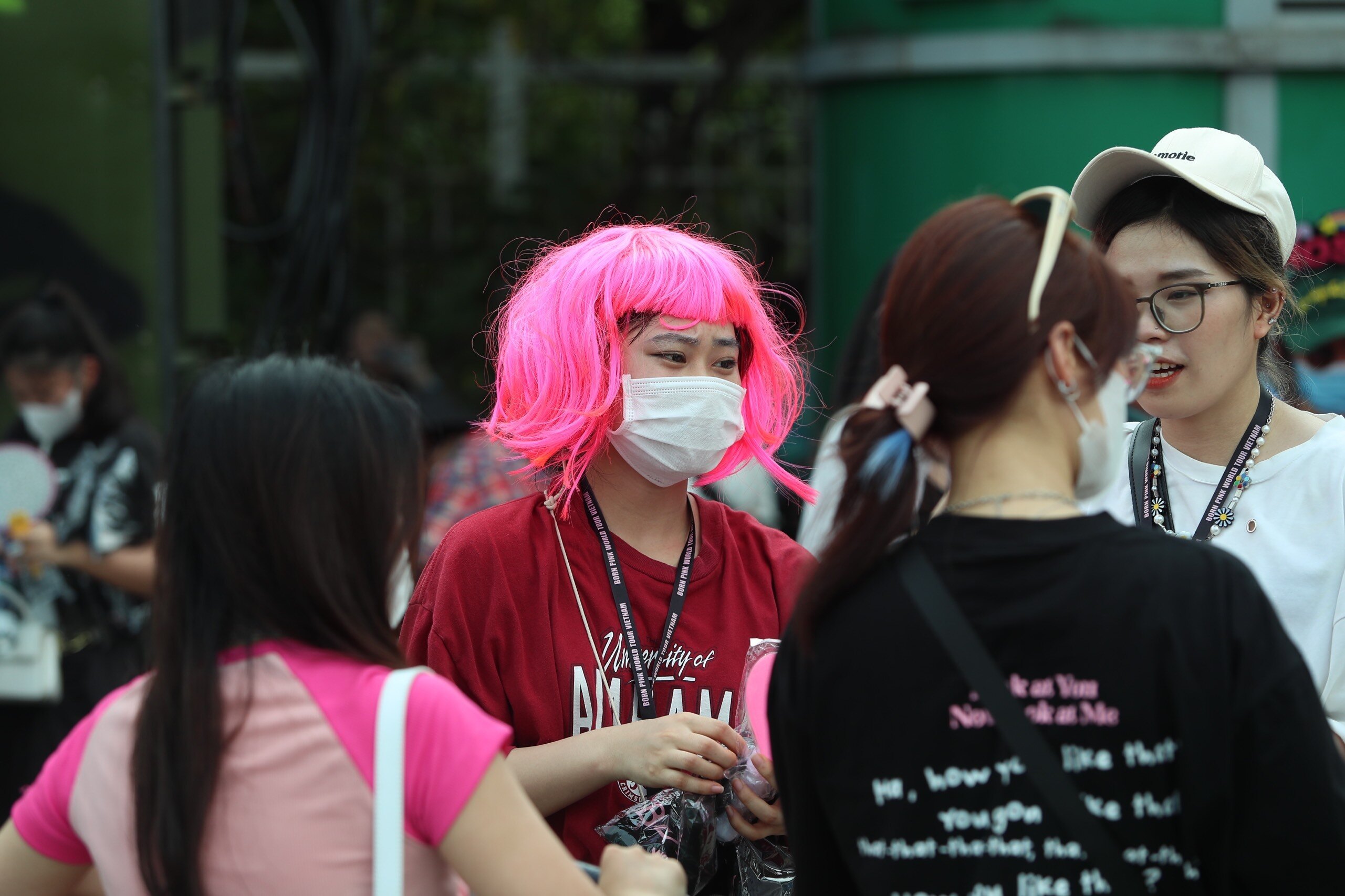 Một kh&aacute;n giả nữ nổi bật với m&aacute;i t&oacute;c giả m&agrave;u hồng rực rỡ.