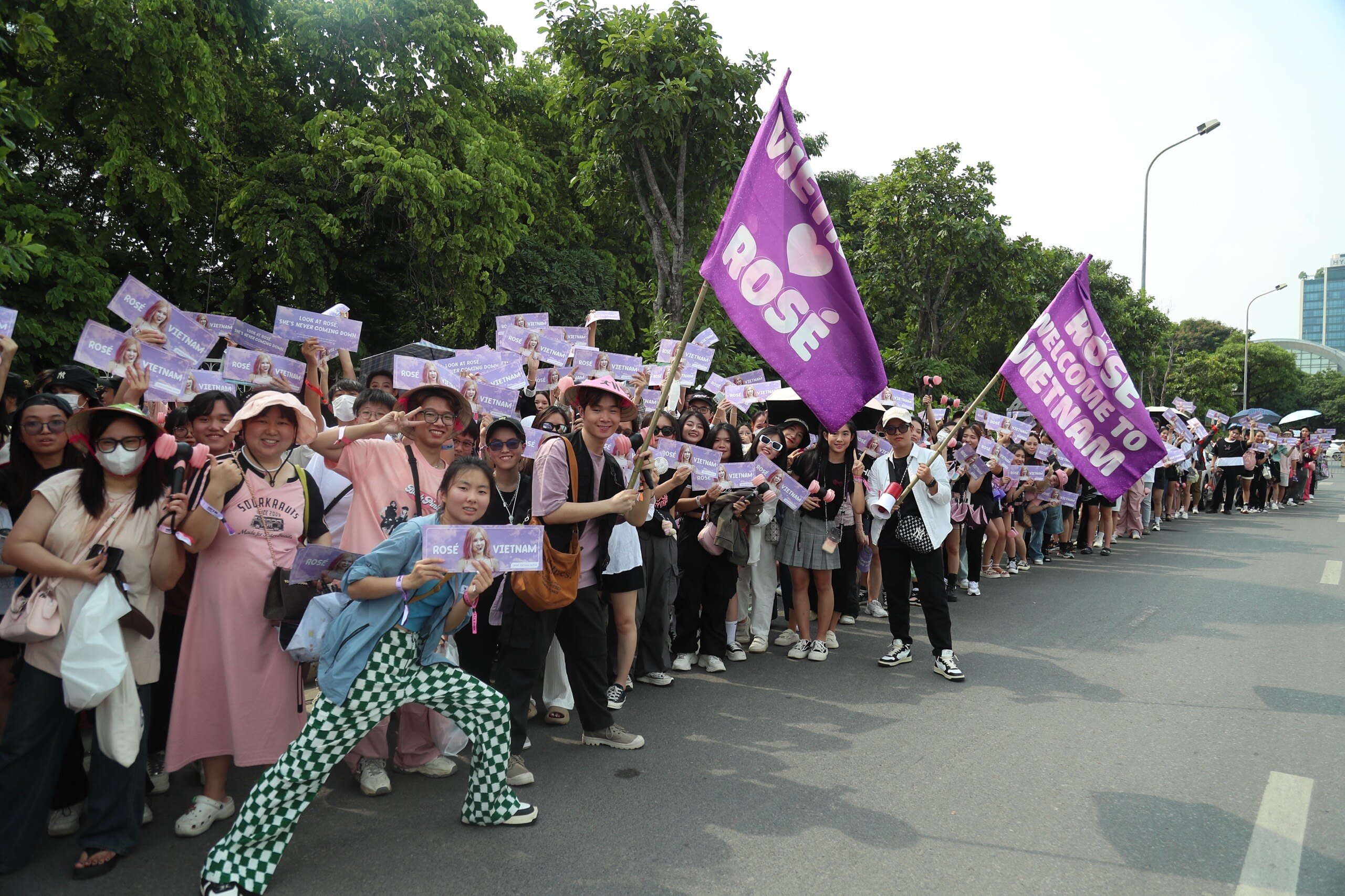 Theo ghi nhận, v&agrave;i tiếng trước khi chương tr&igrave;nh đ&ocirc;ng đảo kh&aacute;n giả trẻ đ&atilde; c&oacute; mặt để check-in, l&agrave;m thủ tục v&agrave; tham gia c&aacute;c sự kiện b&ecirc;n lề concert.
