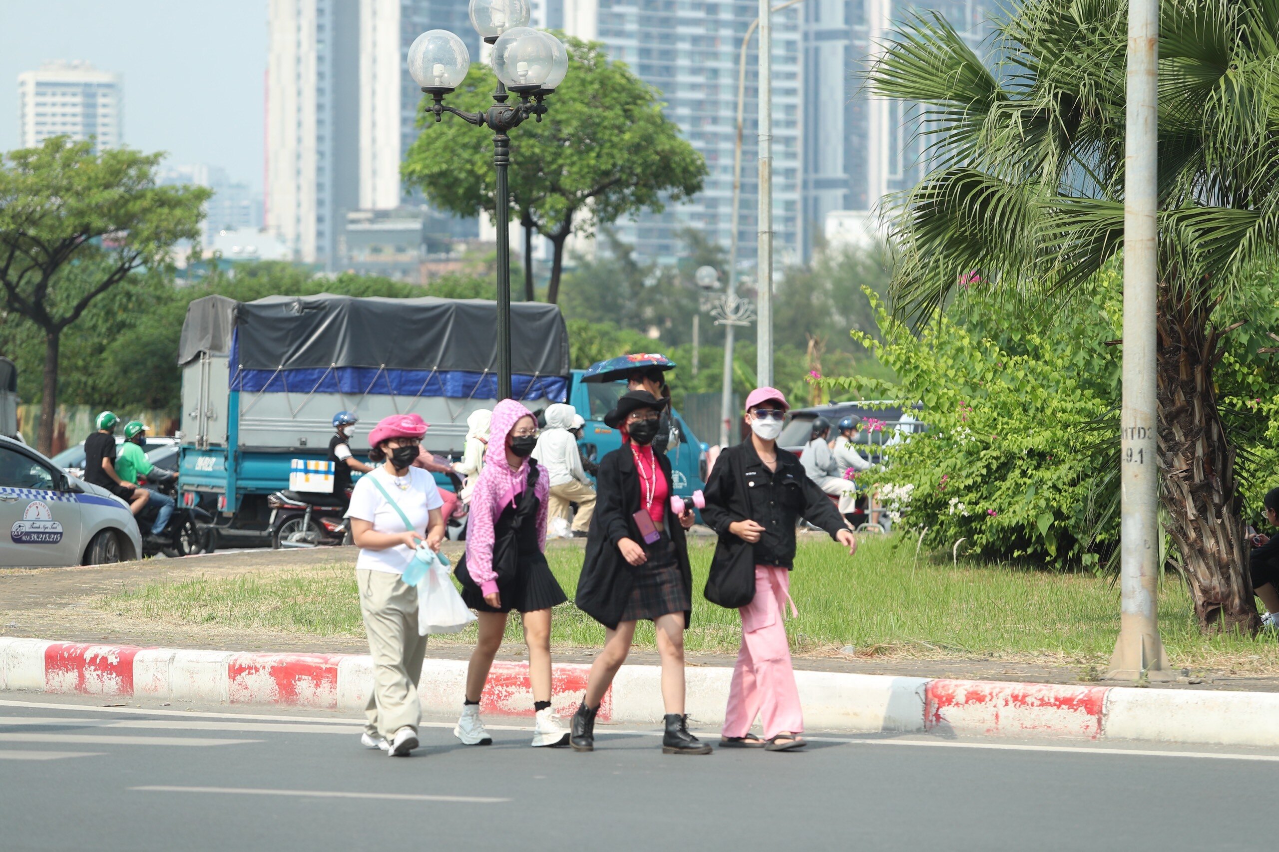 Nh&oacute;m kh&aacute;n giả nổi bật với phong c&aacute;ch thời trang đen - hồng.