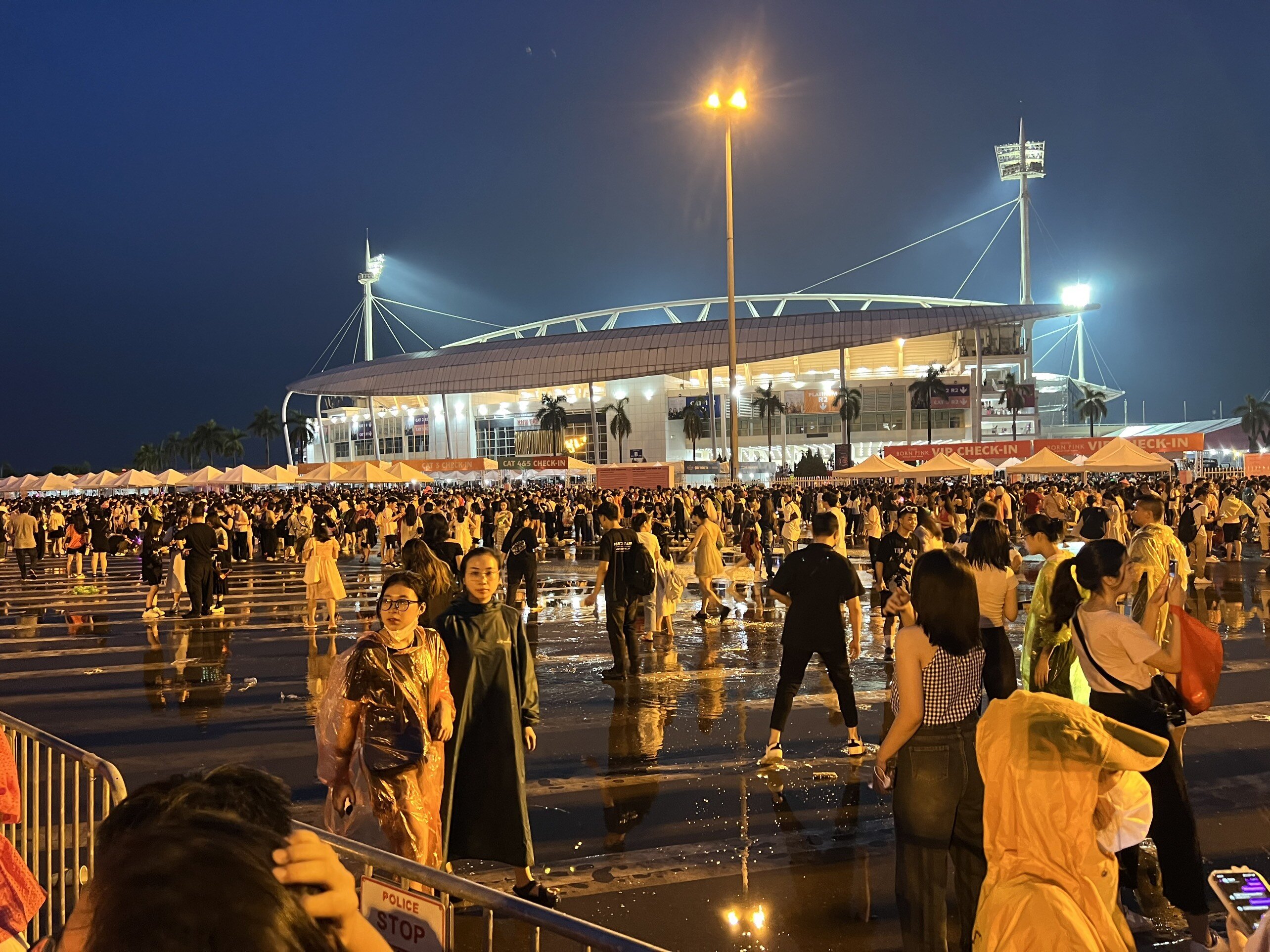 Tuy nhi&ecirc;n, đ&uacute;ng gần 18h c&ugrave;ng ng&agrave;y tại khu vực s&acirc;n vận động Mỹ Đ&igrave;nh trời xảy ra mưa lớn khiến nhiều người kh&ocirc;ng kịp trở tay.