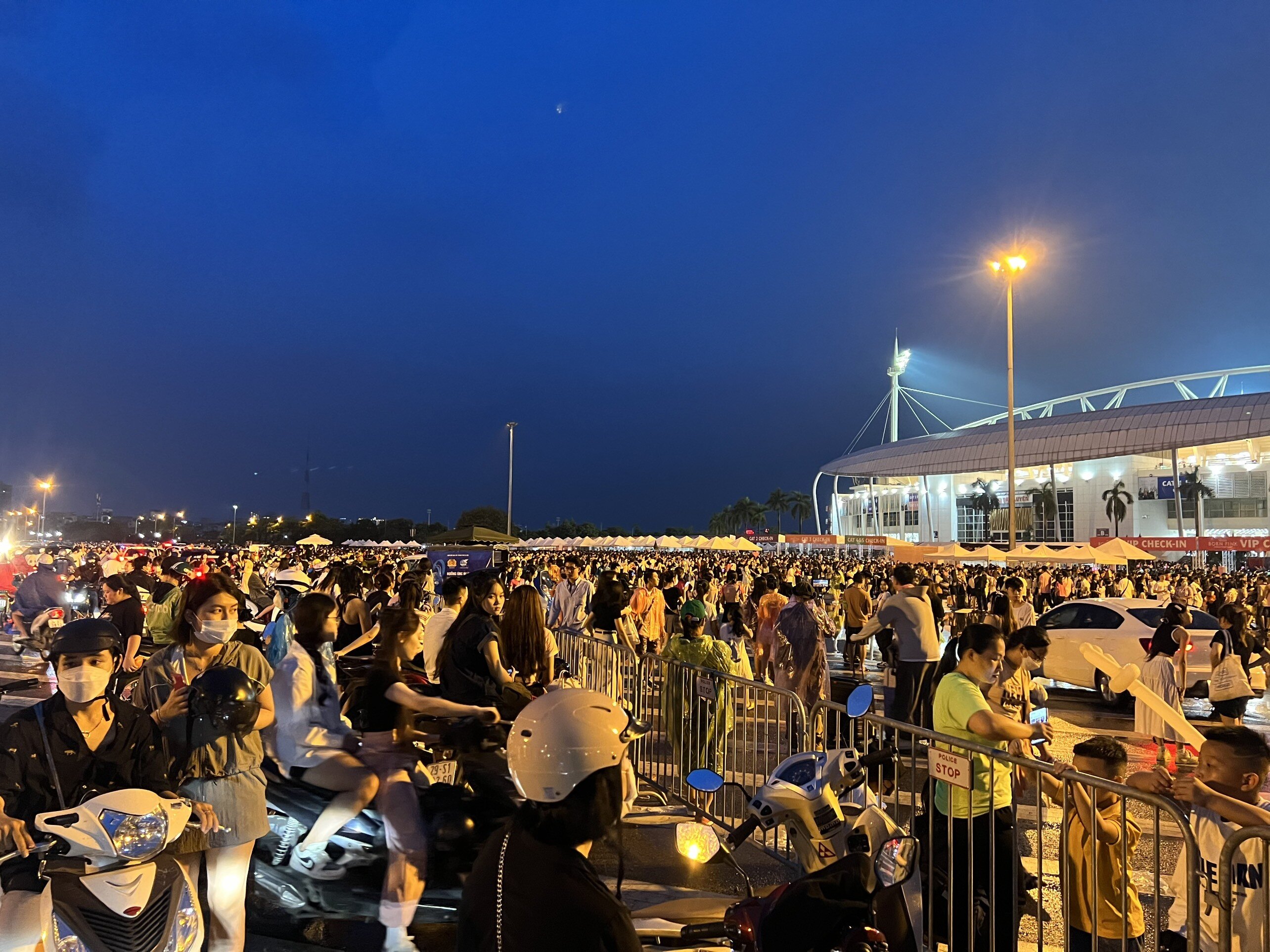 Mưa lớn khiến người h&acirc;m mộ ướt sũng tuy nhi&ecirc;n ai cũng mong muốn c&oacute; một buổi tối b&ugrave;ng ch&aacute;y với ban nhạc m&igrave;nh y&ecirc;u th&iacute;ch.