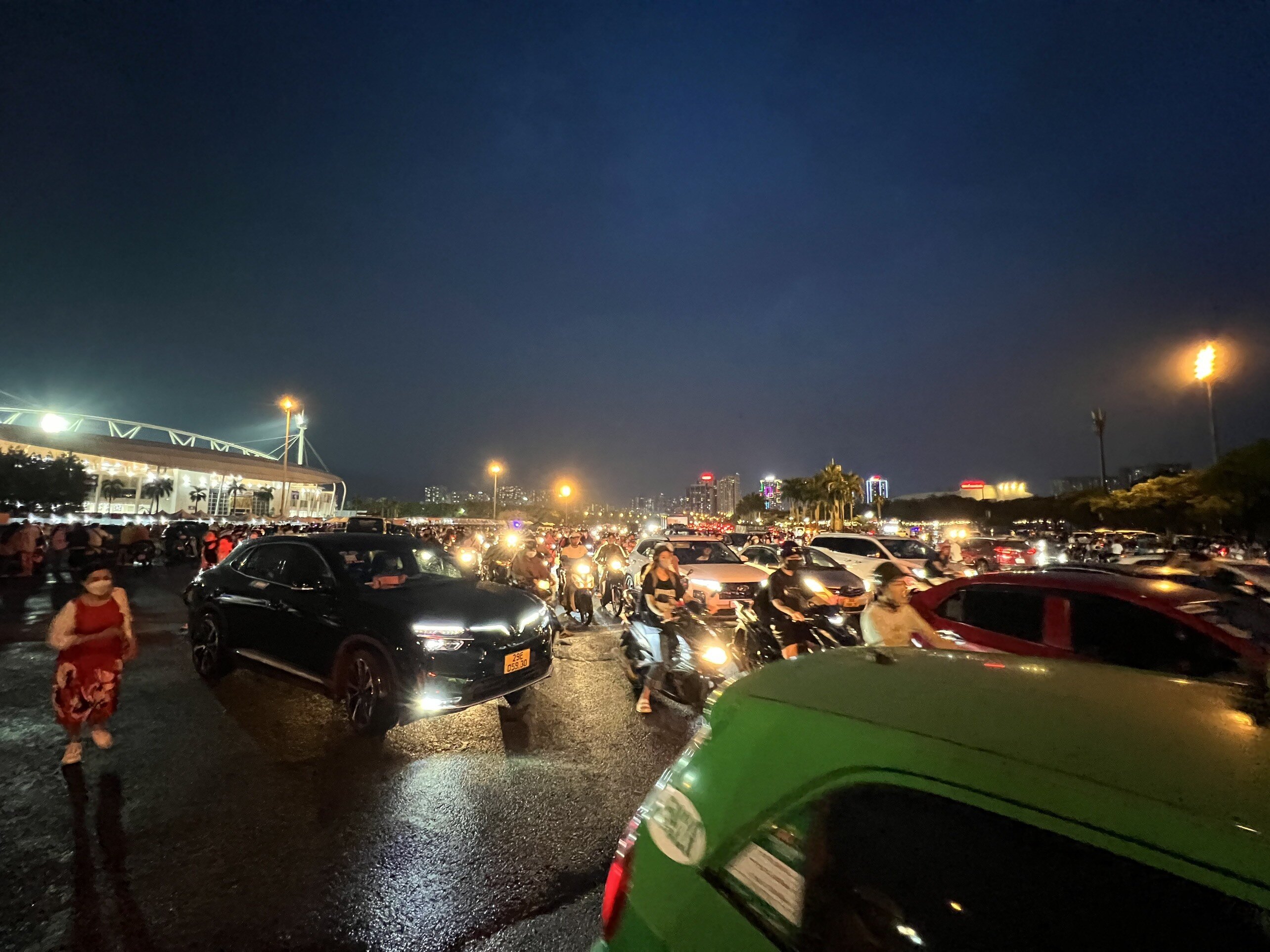 Mưa lớn, lượng người đổ về đ&ocirc;ng đ&uacute;c khiến giao th&ocirc;ng khu vực trước cổng s&acirc;n Mỹ Đ&igrave;nh &ugrave;n tắc, tốc độ lưu th&ocirc;ng chậm.