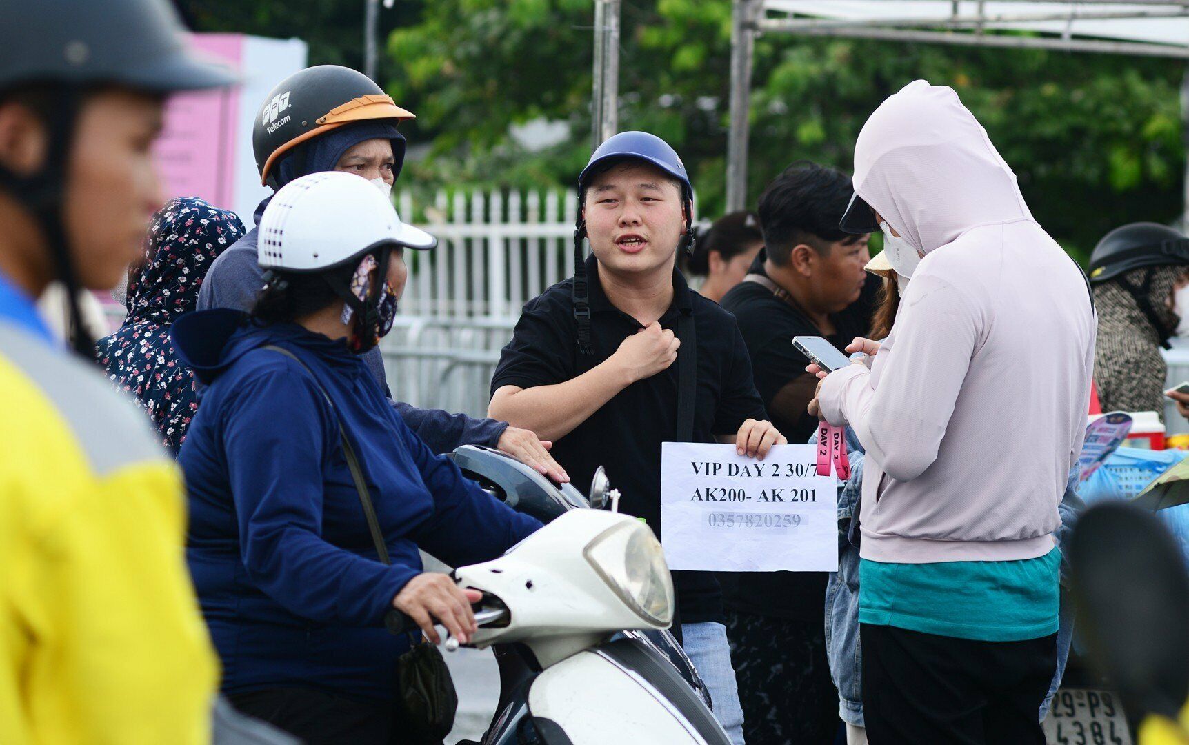Tối 29/7, concert Born Pink của BlackPink ở H&agrave; Nội đ&atilde; diễn ra đ&ecirc;m đầu ti&ecirc;n th&agrave;nh c&ocirc;ng với những tiết mục "rực lửa", khoảnh khắc nhảy theo hit See t&igrave;nh hay m&agrave;n giao lưu bằng tiếng Việt của c&aacute;c c&ocirc; g&aacute;i.