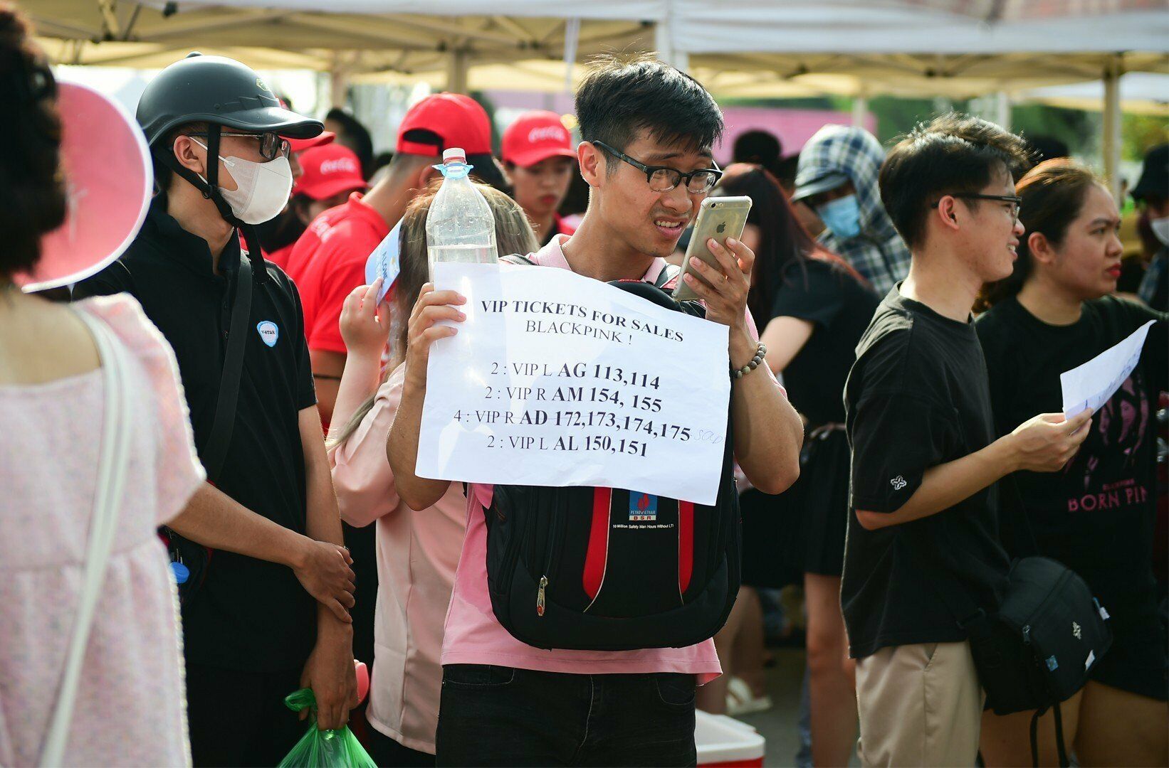 Ngay sau đ&ecirc;m diễn 29/7, gi&aacute; v&eacute; cho đ&ecirc;m diễn thứ hai v&agrave;o tối 30/7 bất ngờ lội ngược d&ograve;ng, lượng người t&igrave;m mua tăng, phe v&eacute; cũng v&igrave; thế tăng gi&aacute; theo.