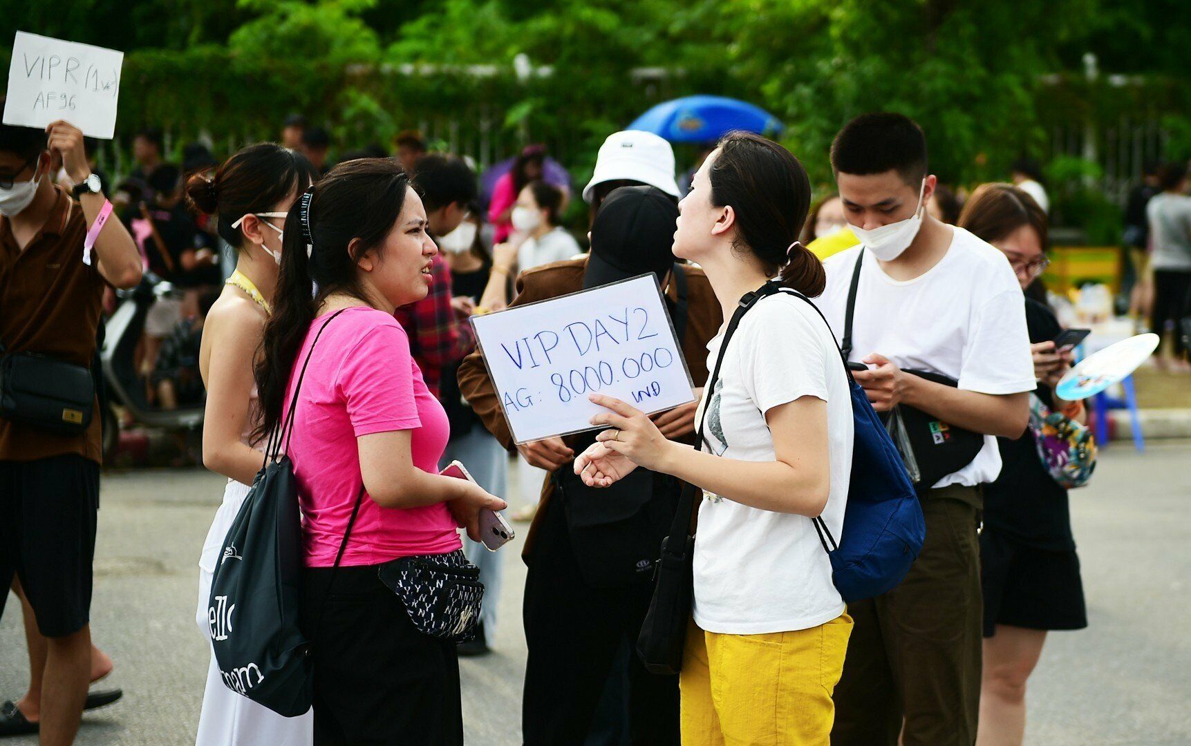 Tr&ecirc;n nhiều hội nh&oacute;m, một số t&agrave;i khoản rao b&aacute;n v&eacute; VIP h&agrave;ng AA - s&aacute;t s&acirc;n khấu - với gi&aacute; 30 triệu đồng. V&eacute; hạng Platinum 7,8 triệu cũng được rao gần gấp đ&ocirc;i.